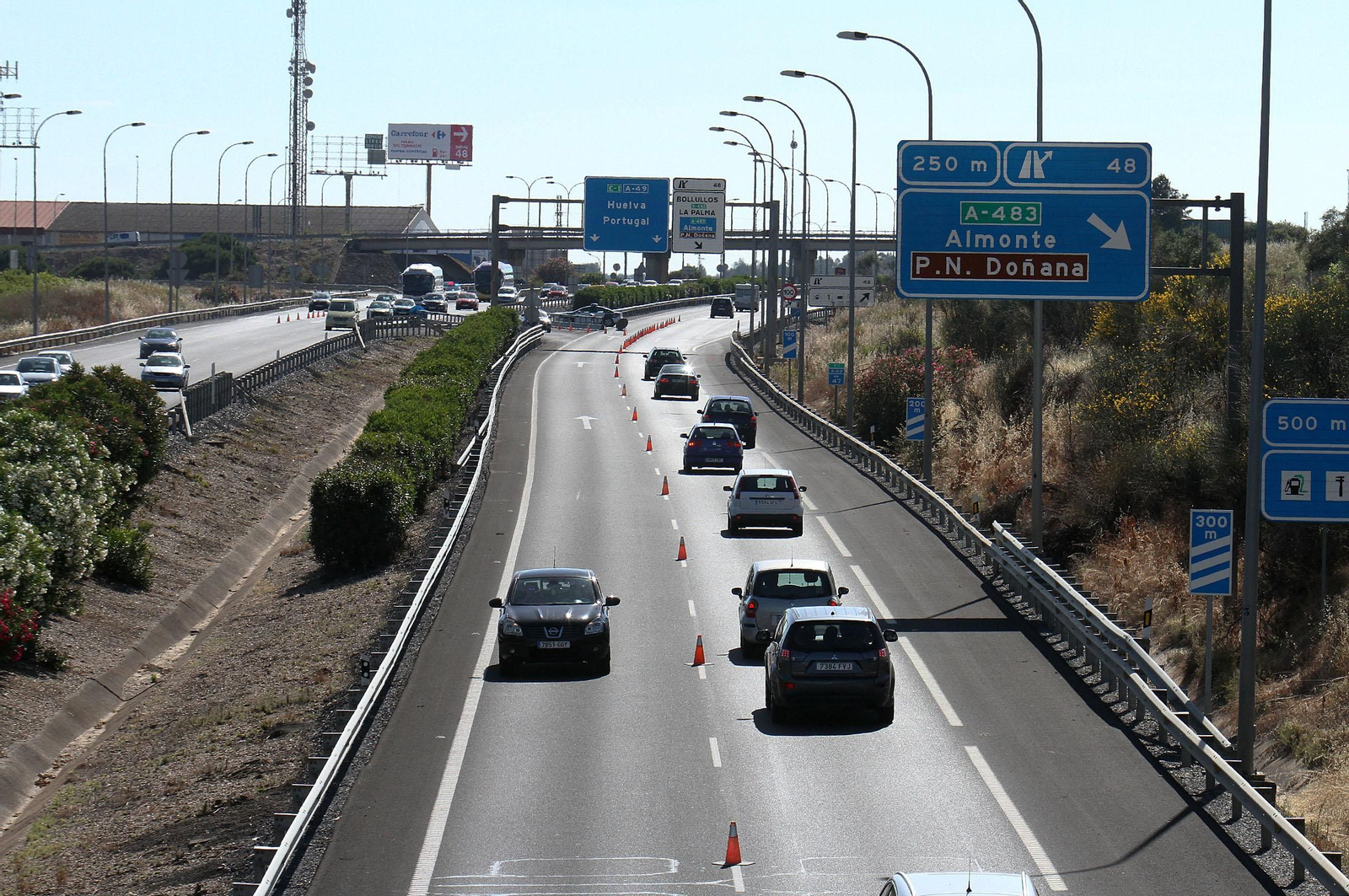 Un día de mucho tráfico en la carretera A-49. Un día de mucho tráfico en la carretera A-49.