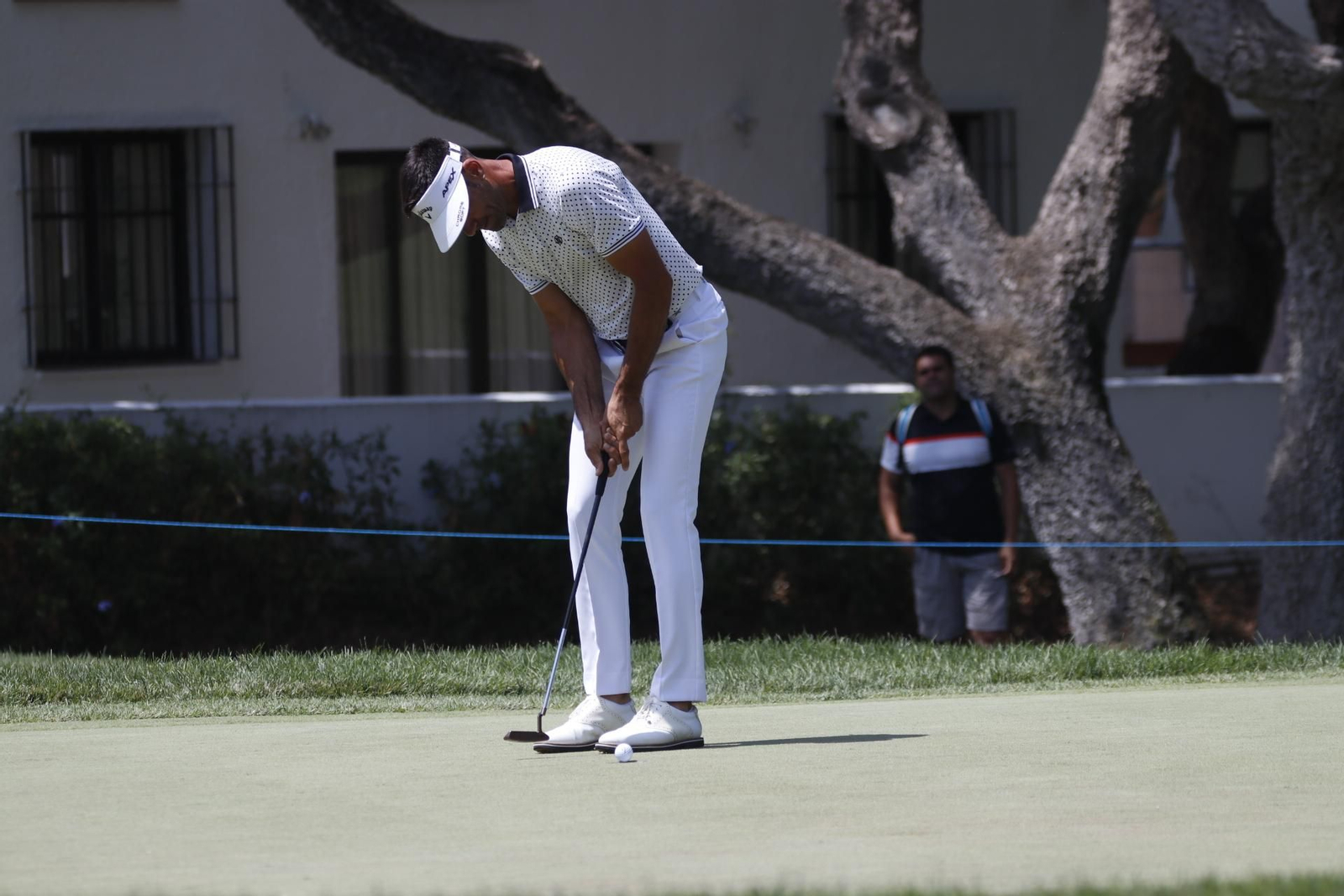 Álvaro Quirós, con el putt, en el hoyo 18