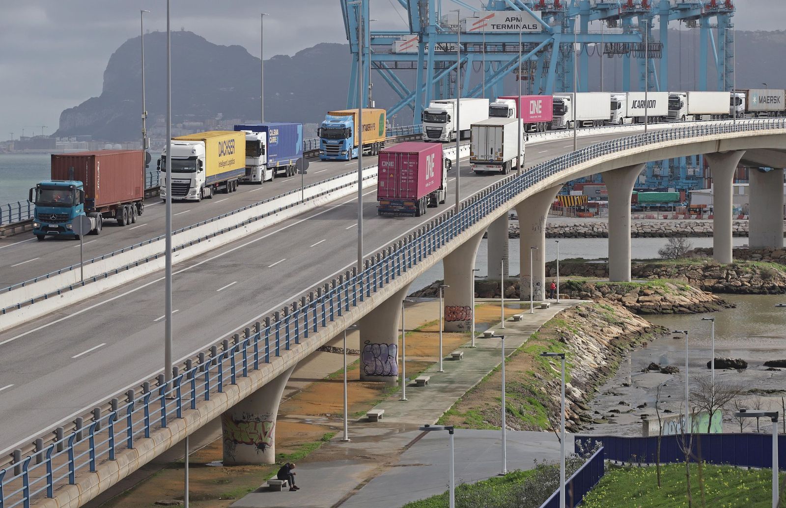Las imágenes de los daños en el puente del Acceso Norte a Algeciras que encienden las alertas