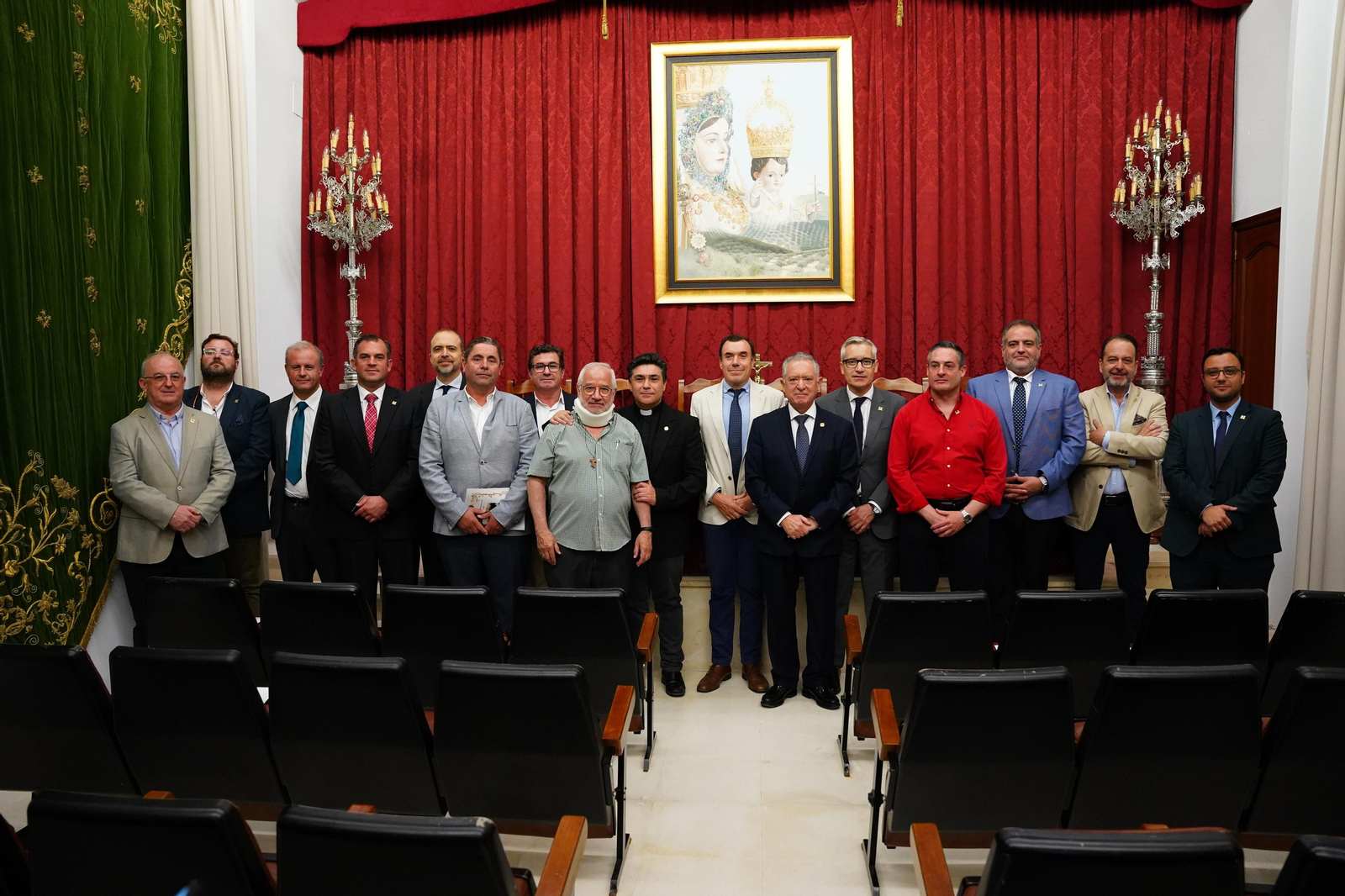 Foto de familia tras la celebración de la Junta General de Hermanos.