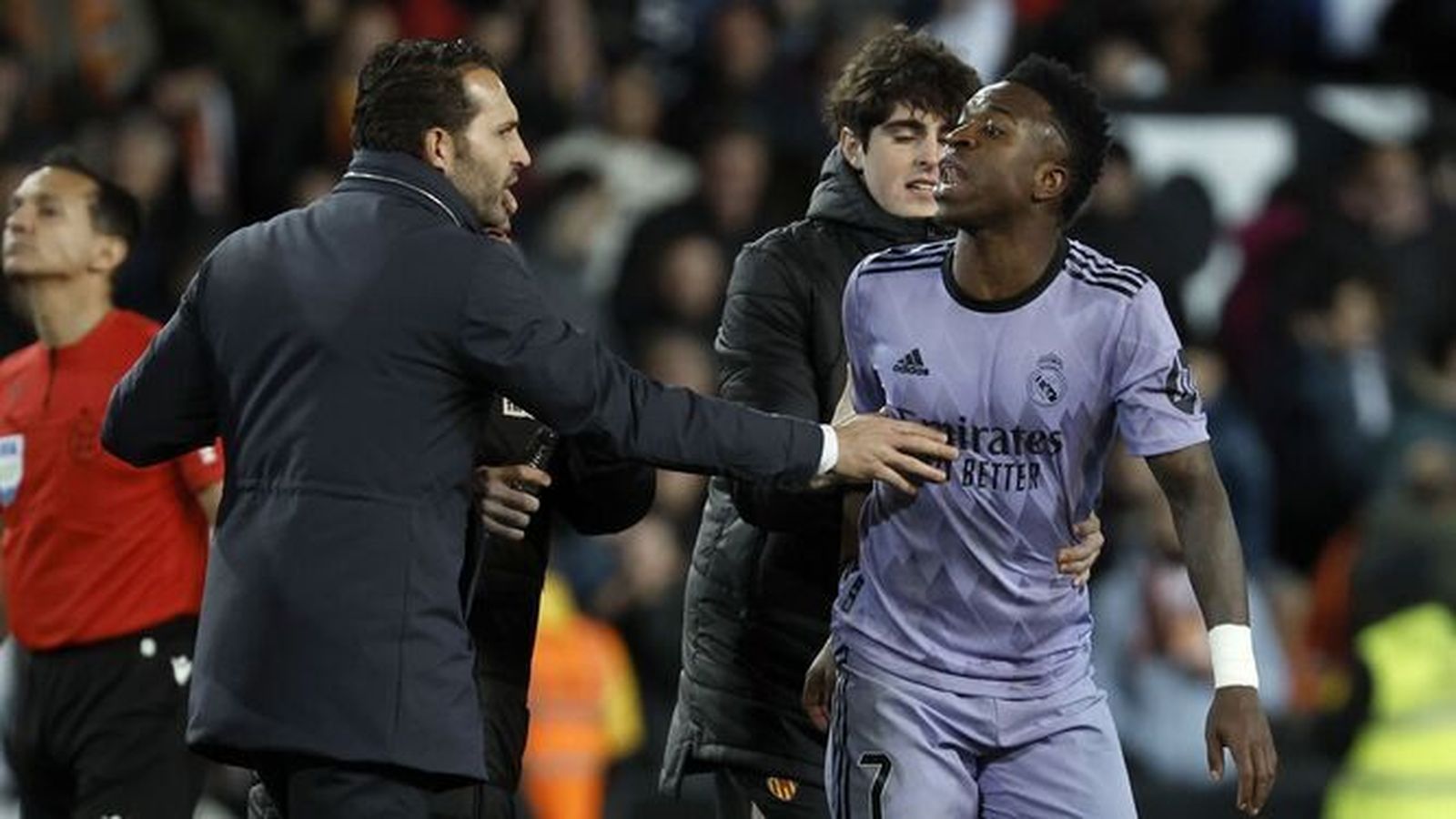 Vinícius se encara con el banquillo del Valencia al finalizar el partido con Baraja y Javi Guerra parándolo.