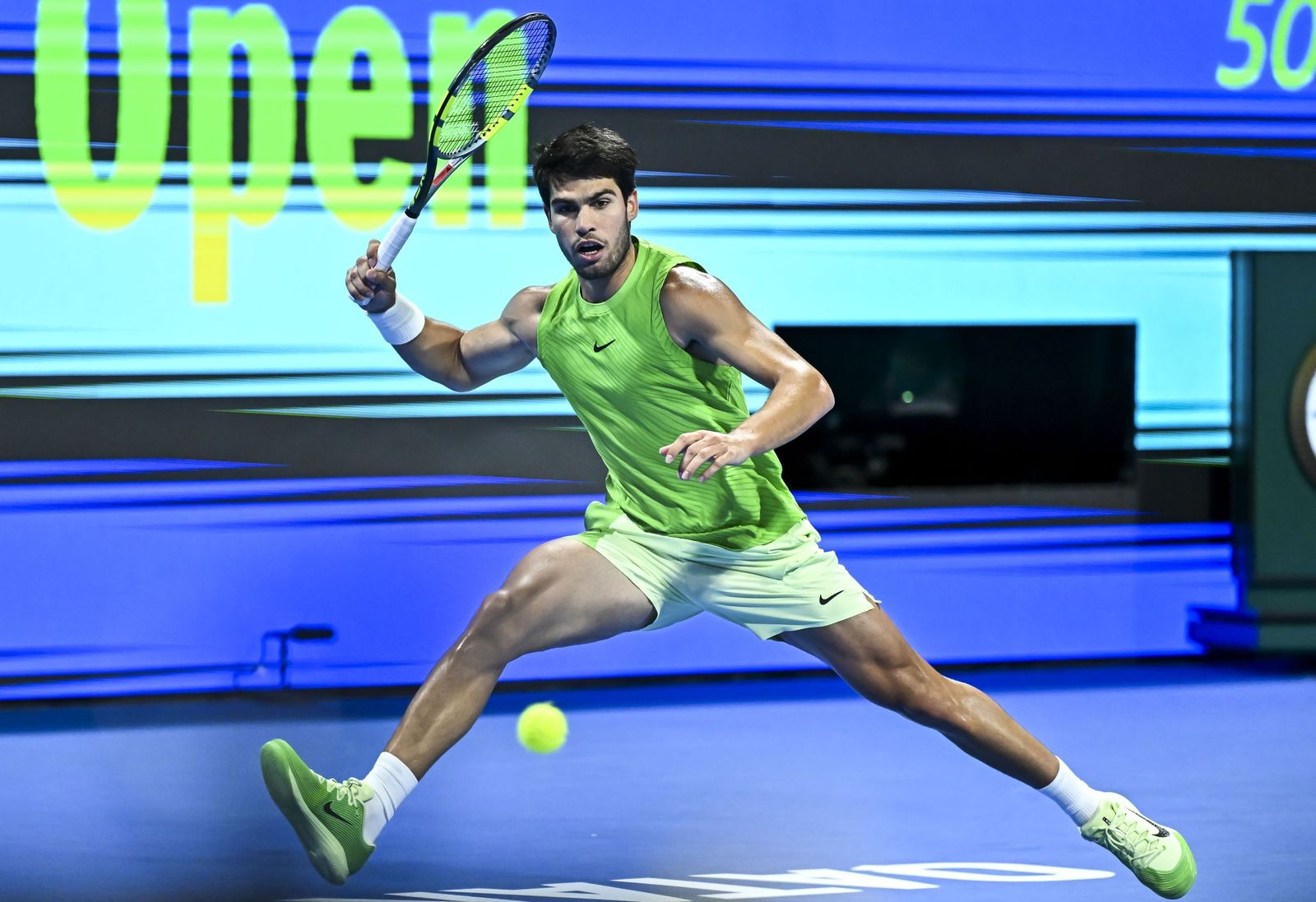 Carlos Alcaraz en acción contra Andrey Rublev de Rusia en semifinales individuales en el torneo de tenis Qatar Open en Doha.