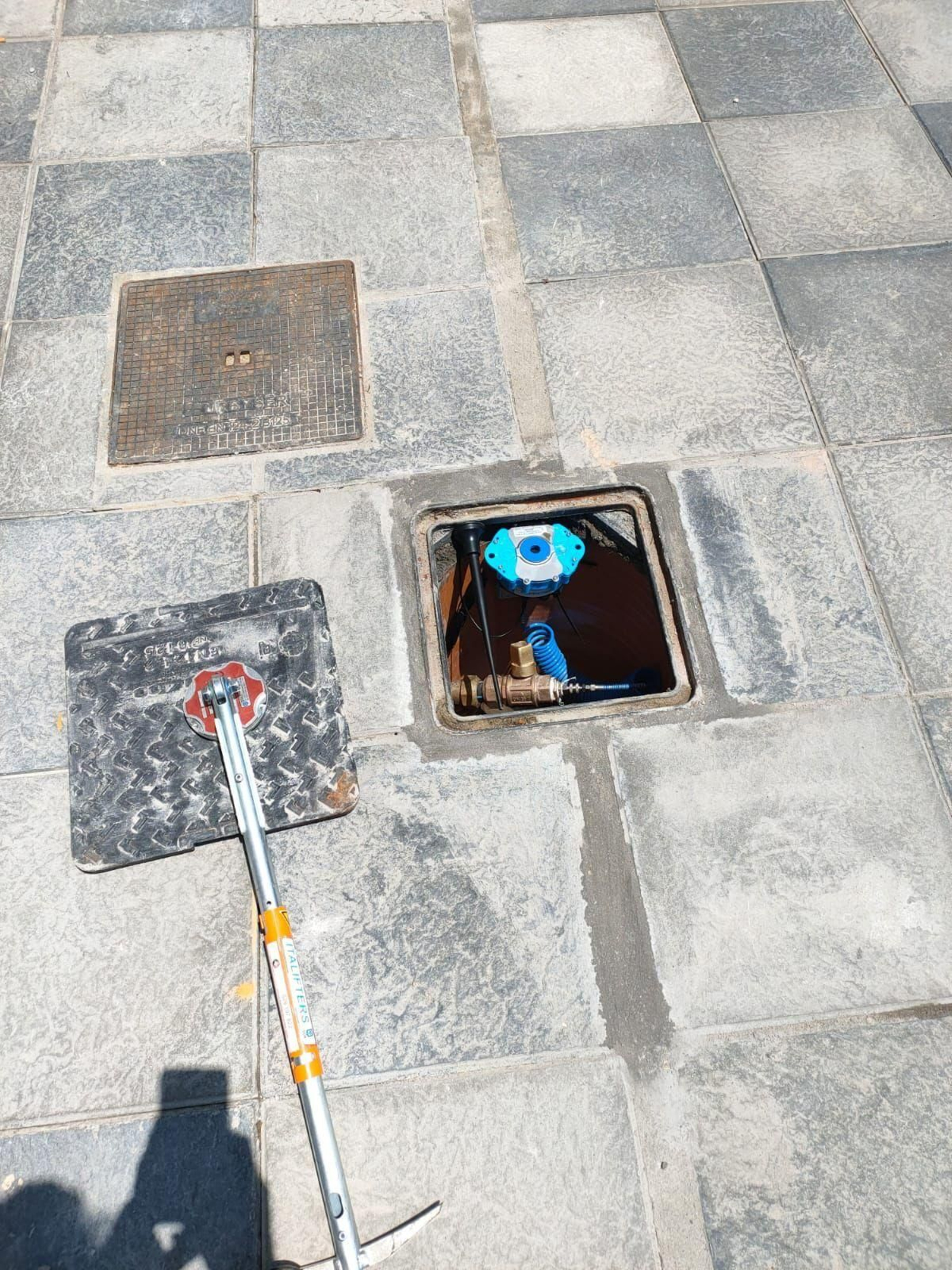 Uno de los sensores ya instalado en una arqueta.