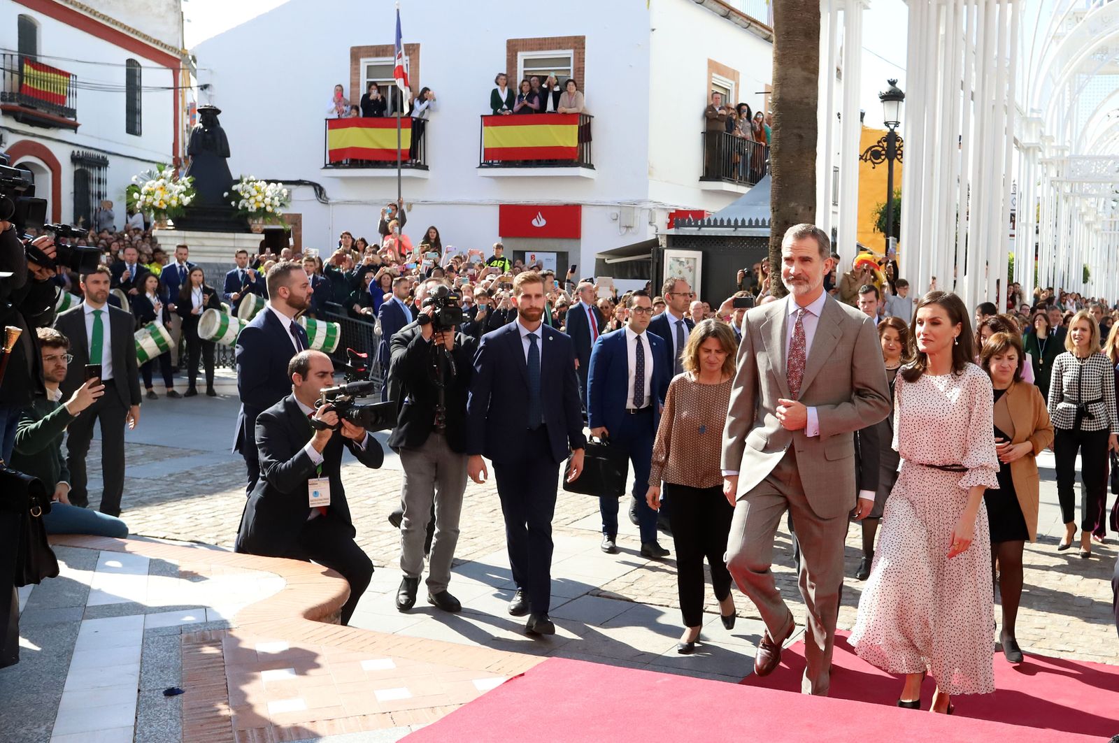 Imágenes de Don Felipe y Doña Letizia arropados por el cariño de los almonteños