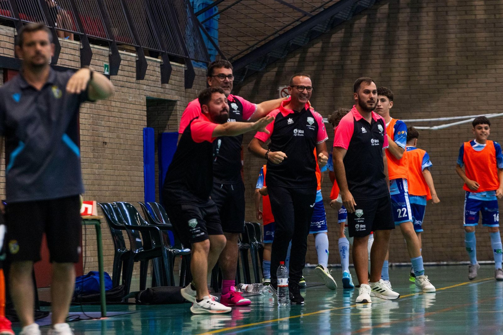 El cuerpo técnico del conjunto ejidense durante una acción del encuentro frente al CD Cadista de La Isla.