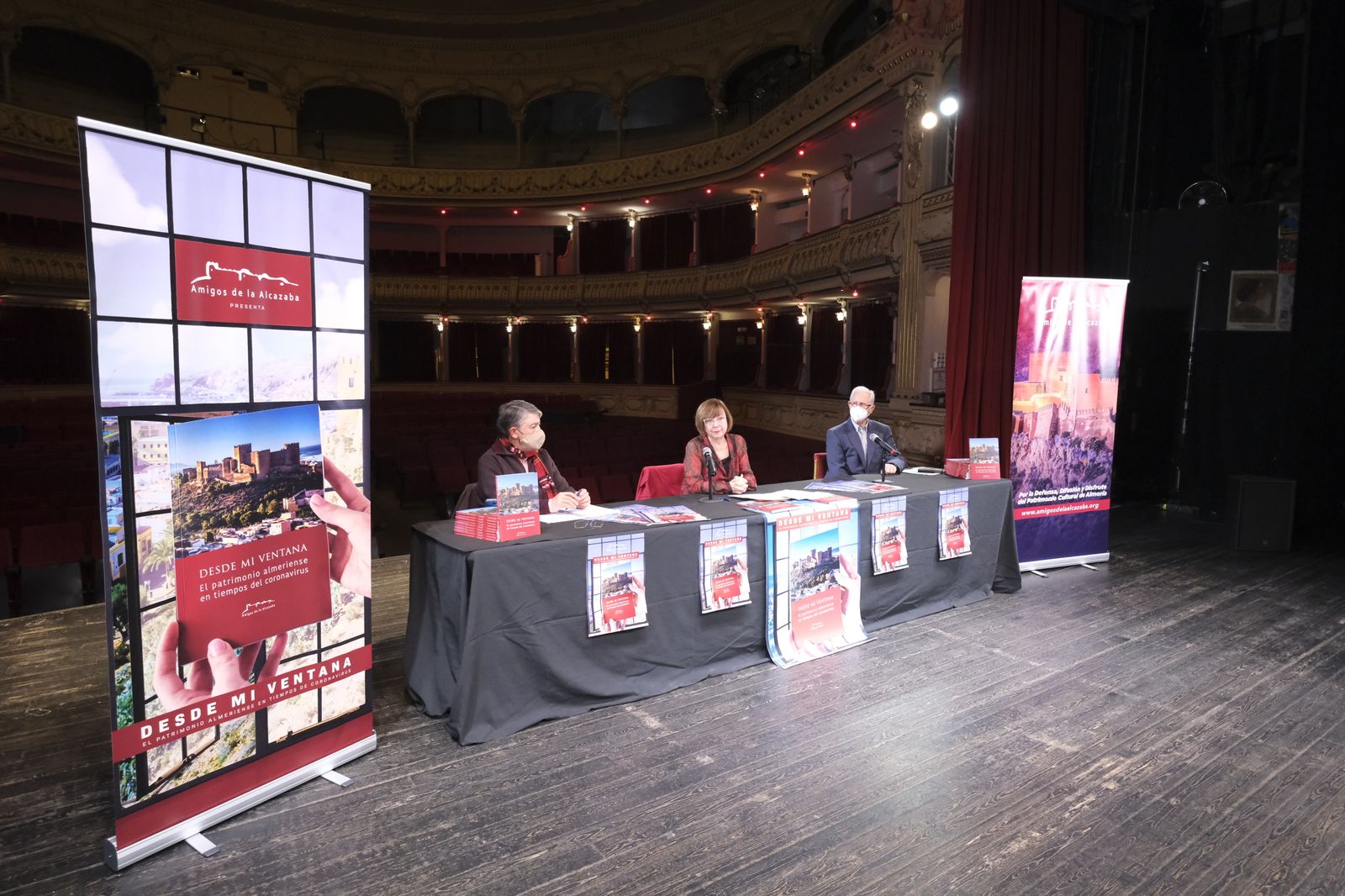 María Teresa Pérez junto a Francisco Verdegay y Carlos Samaniego presentando la obra ‘Desde mi ventana’.
