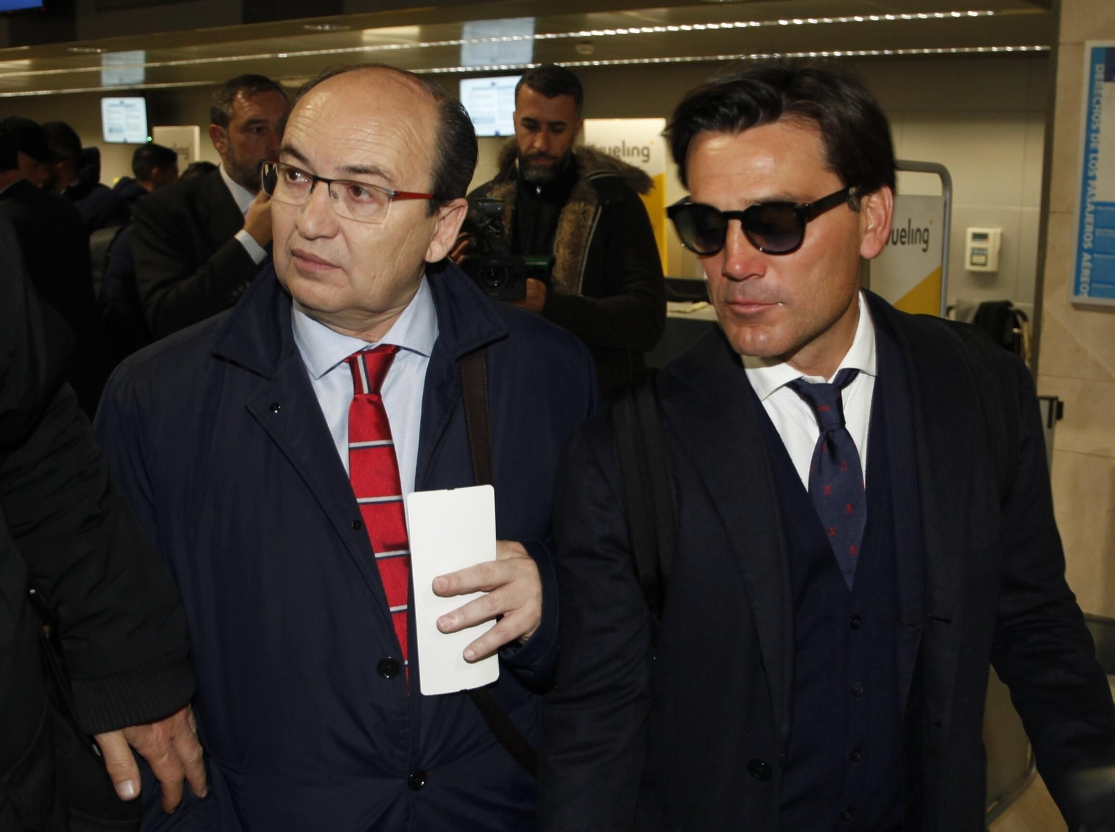 José Castro junto a Montella, en el aeropuerto.
