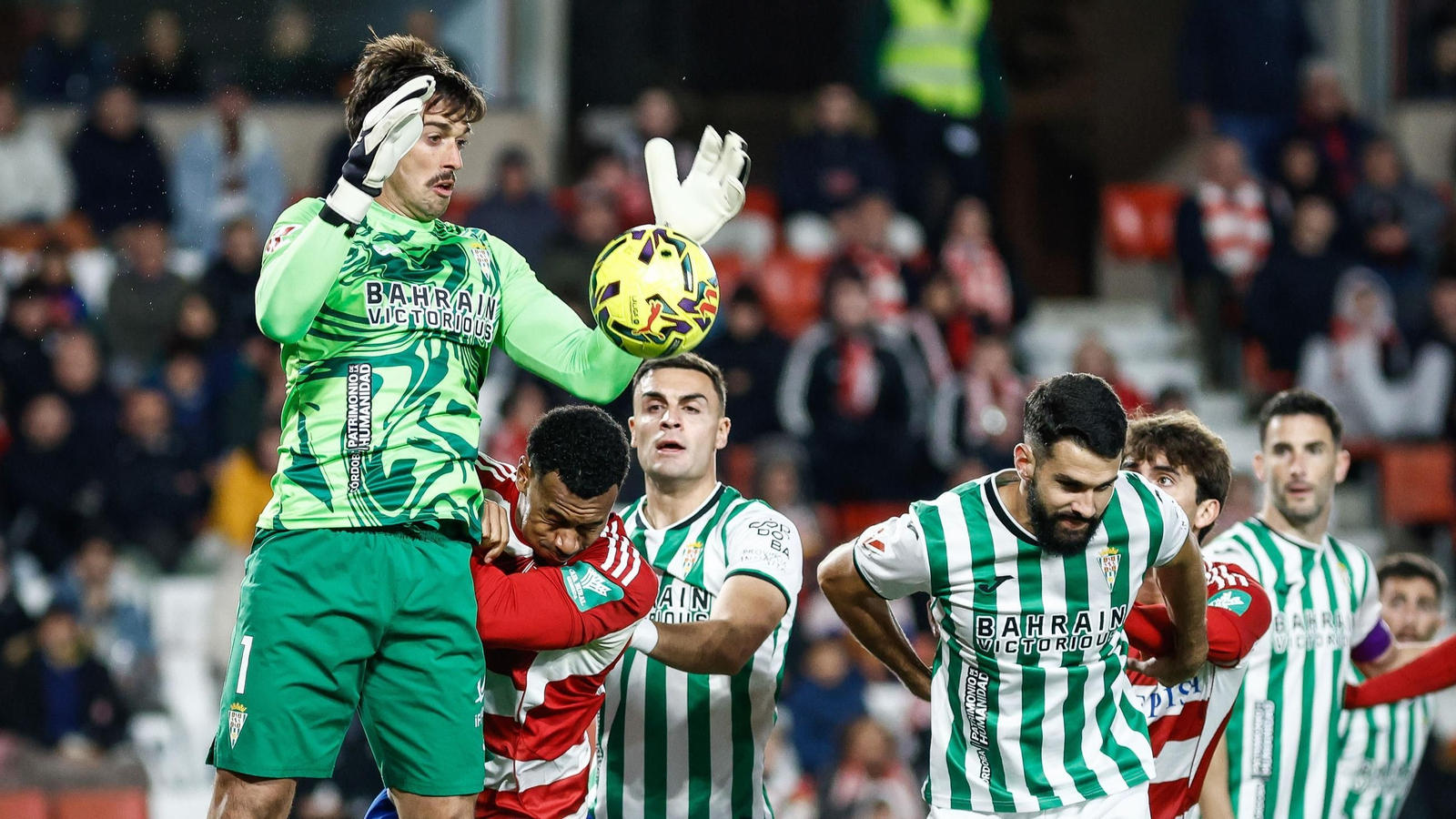 Iker Álvarez trata de detener un centro desde el costado en el Granada CF - Córdoba CF.