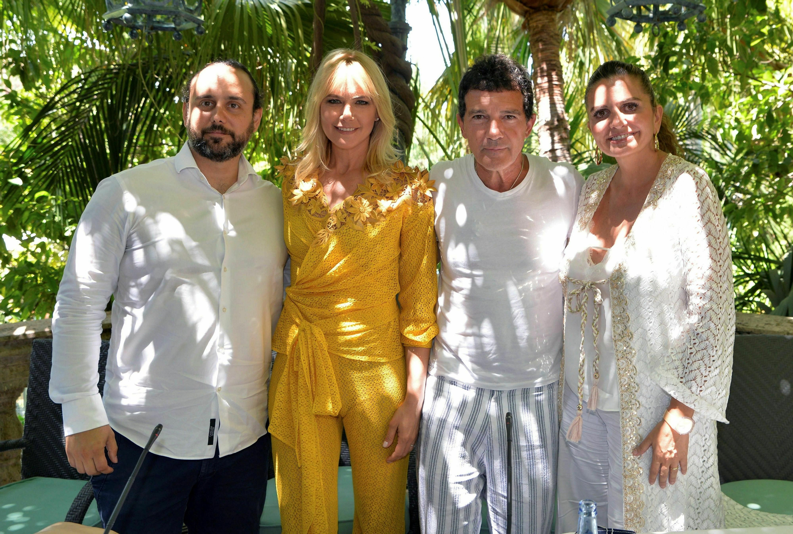 Antonio Banderas y Valeria Mazza, junto a Sandra García Sanjuan e Ignacio Maluquer en la previa a la cena de Gala de Starlite en Marbella.