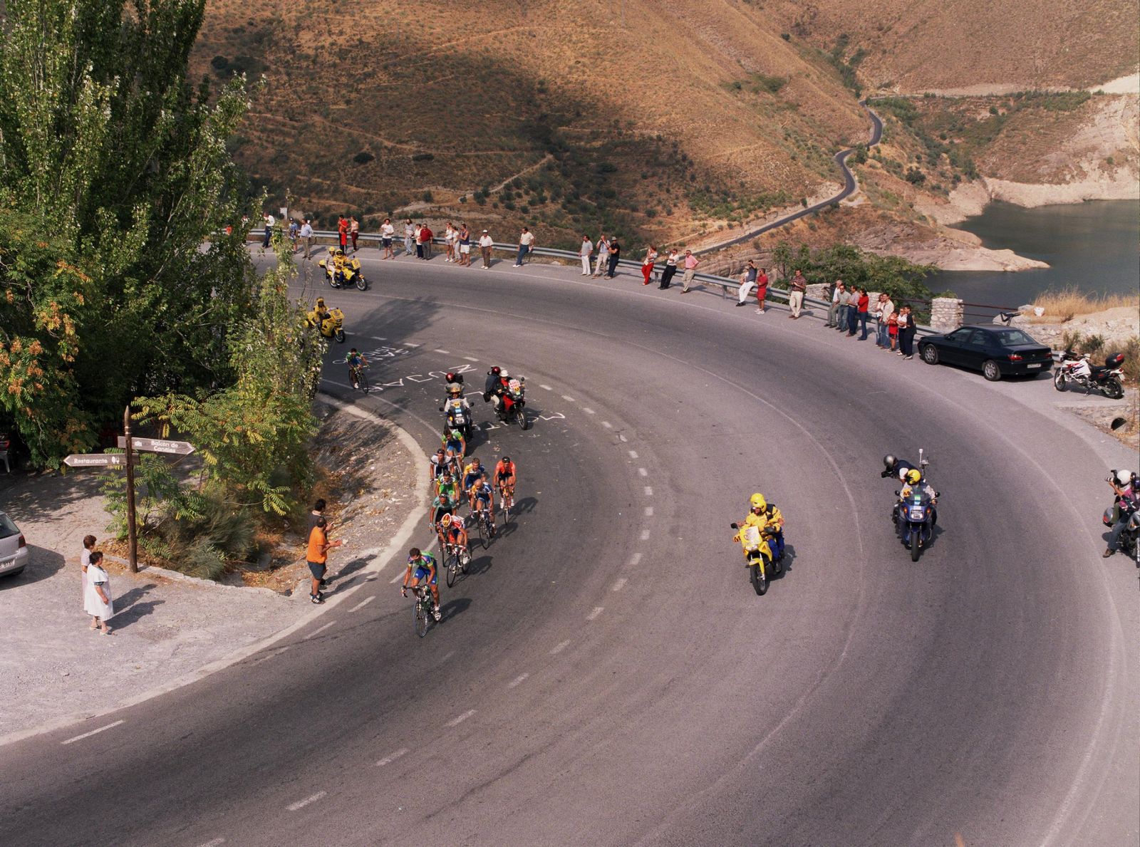 El nuevo acceso de Sierra Nevada evitaba el paso por Cenes de la Vega y Pinos Genil y ensanchaba la carretera hasta La Higuera