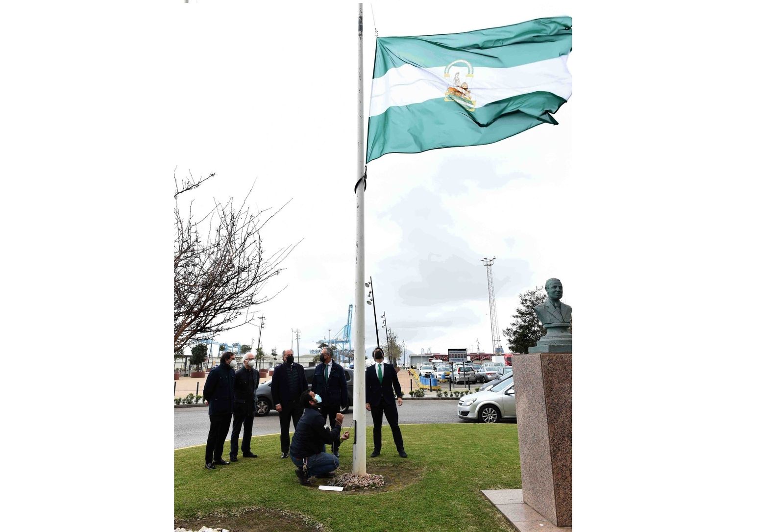 Izado de la bandera de Andalucía en la Avenida Virgen del Carmen.