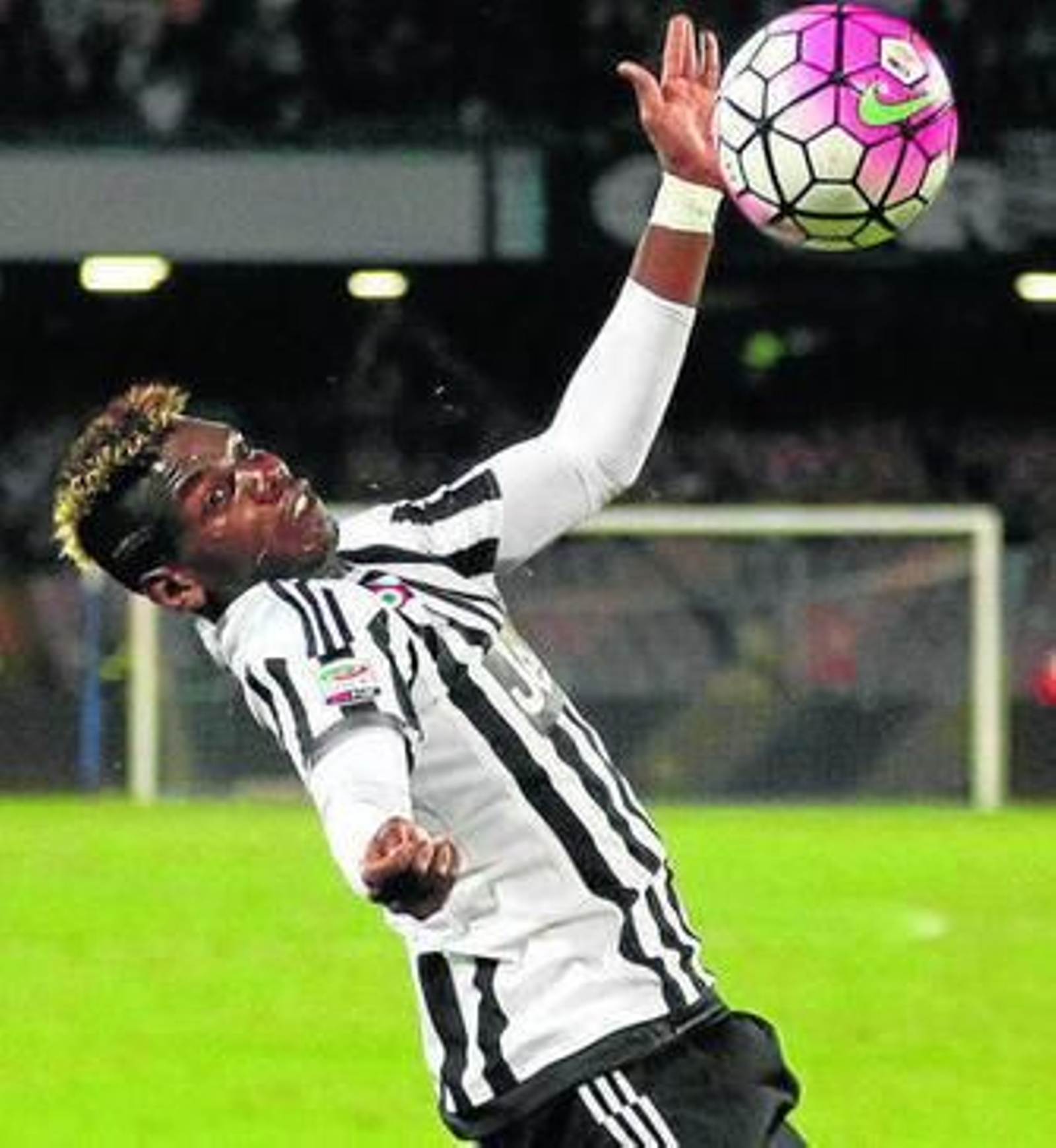 Pogba intenta un control en el partido de la Juventus en Nápoles.