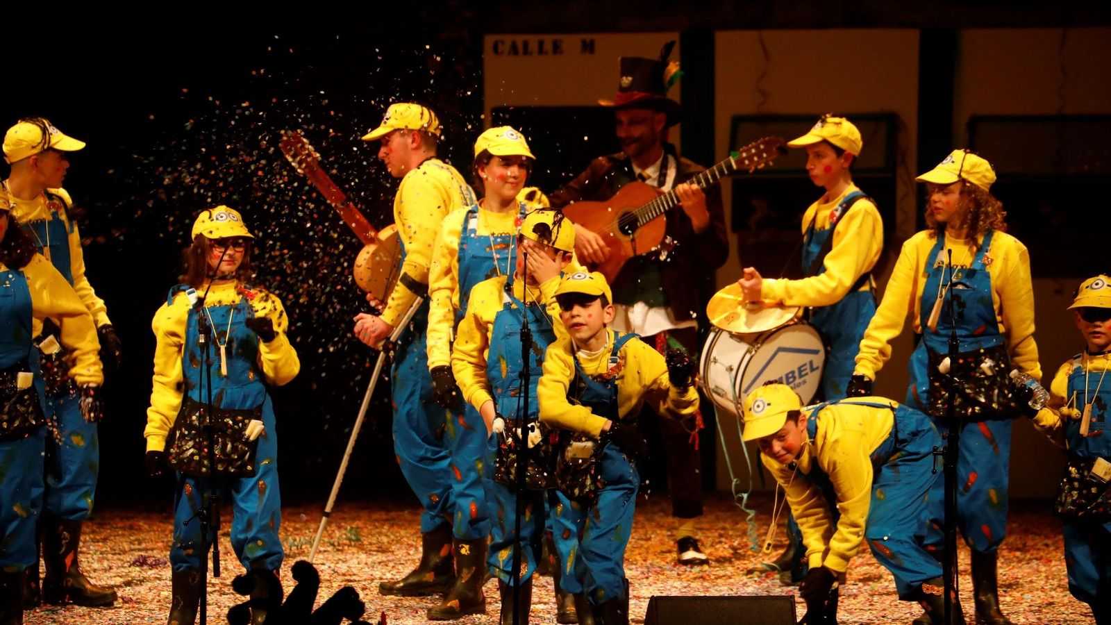 Parte de una de las comparsas infantiles que ha intervenido en el pregón.