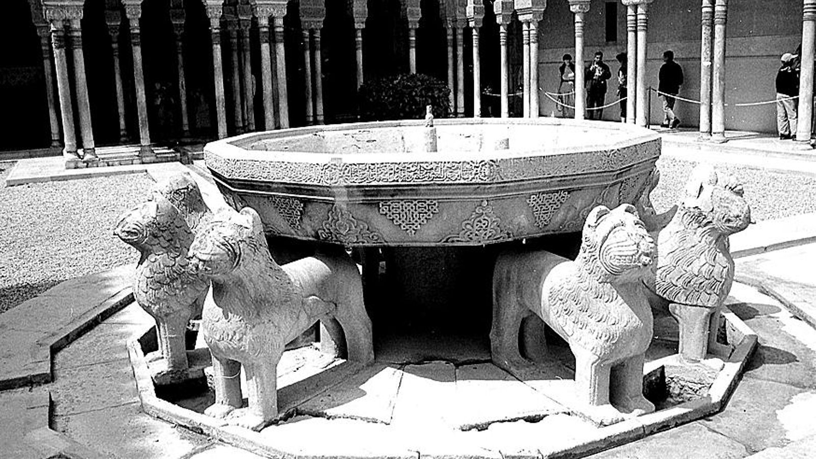 Uno de los leones ya retirada para proceder a su restauración Uno de los leones ya retirada para proceder a su restauración