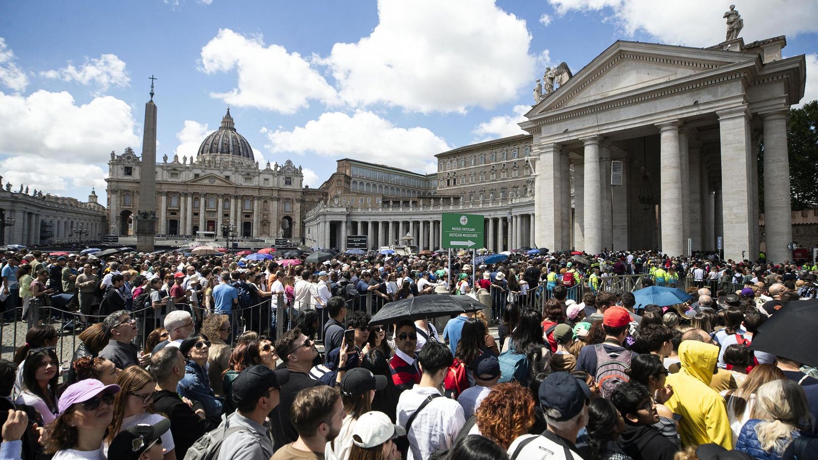 La larga cola de fieles en San Pedro antes de que a las 17:00 cerraran el acceso a la basílica vaticana.