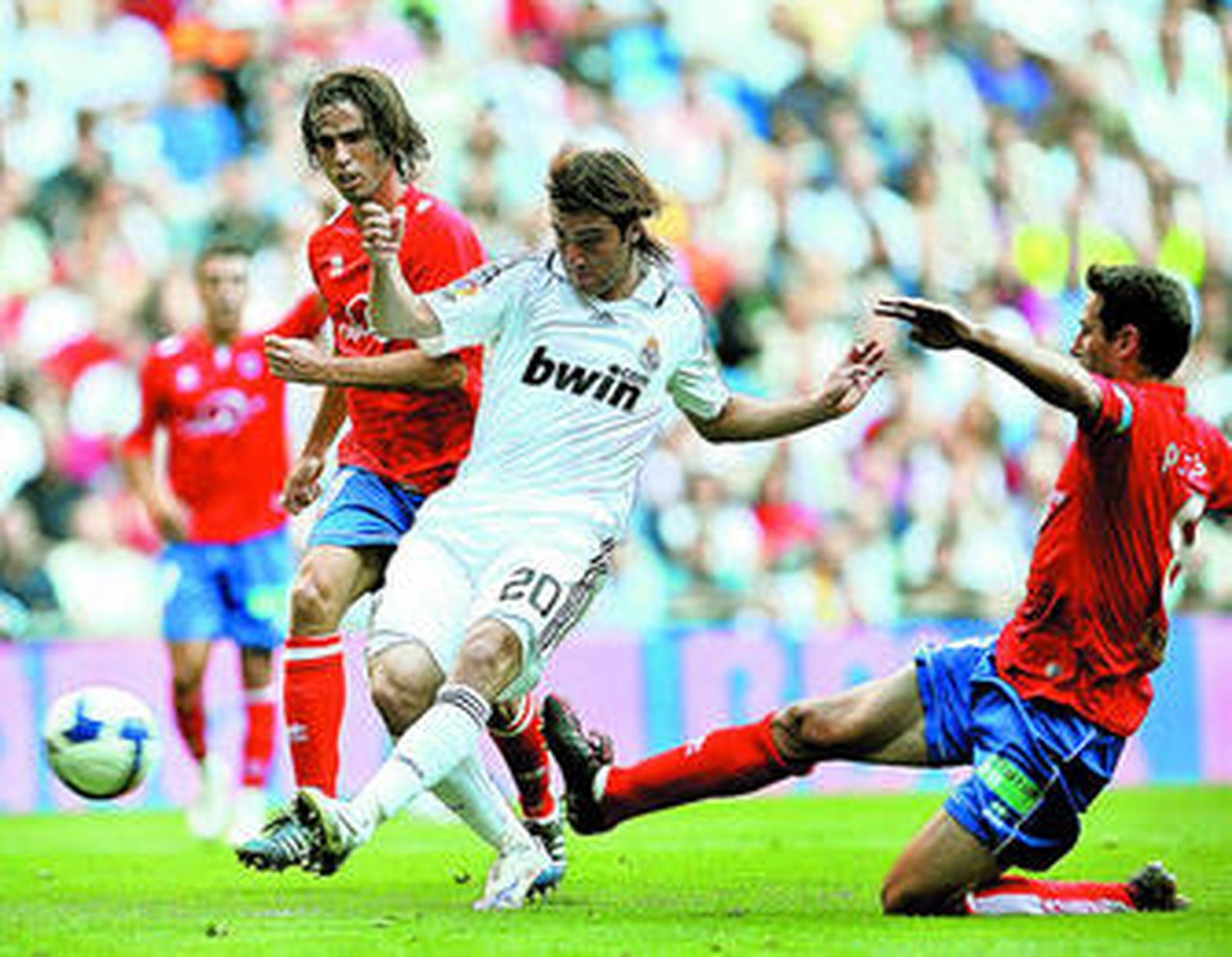 Domingo Cisma -izquierda- persigue a Higuaín en el partido Real Madrid-Numancia.
