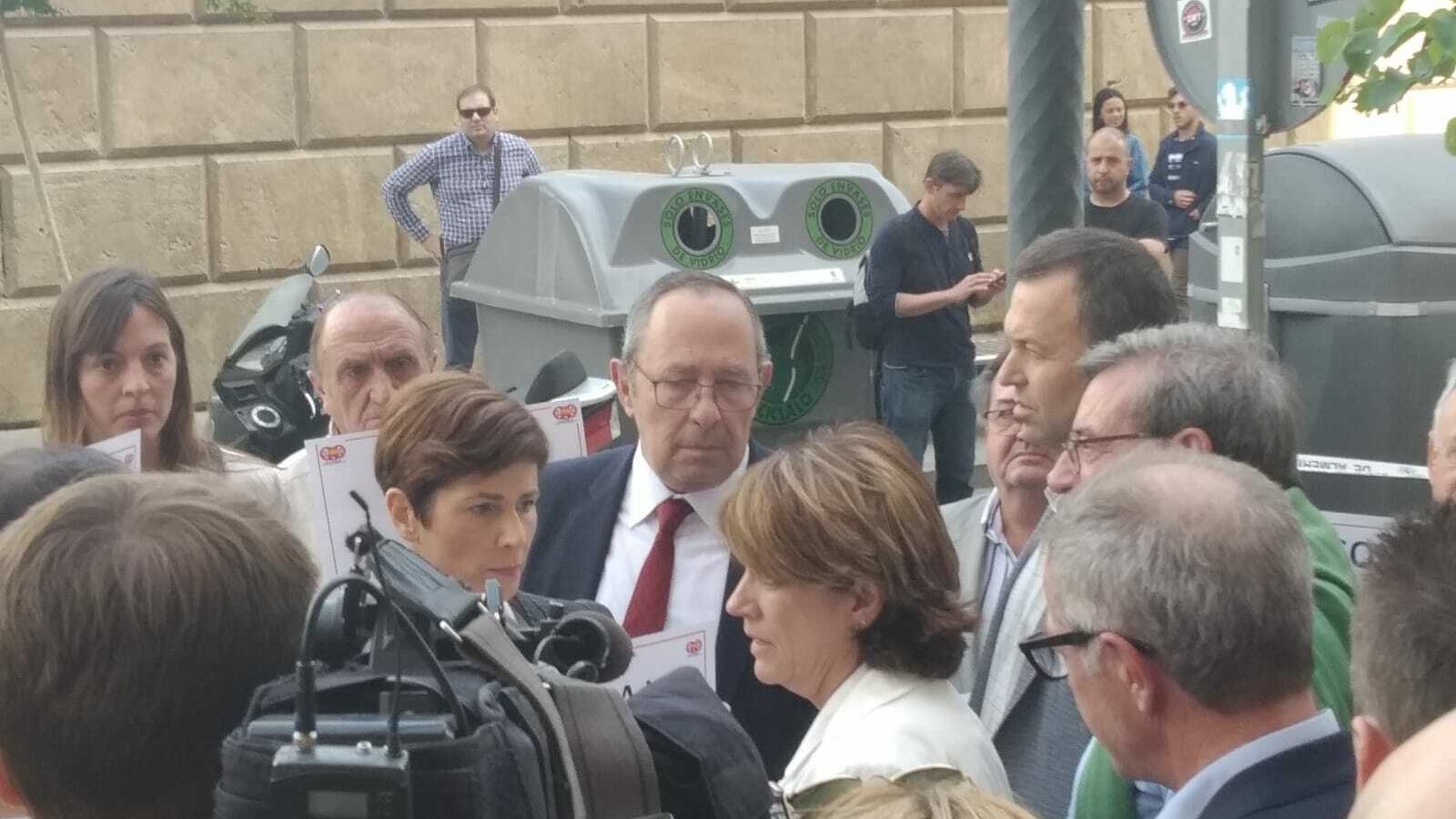 La ministra Delgado atiende a los manifestantes.