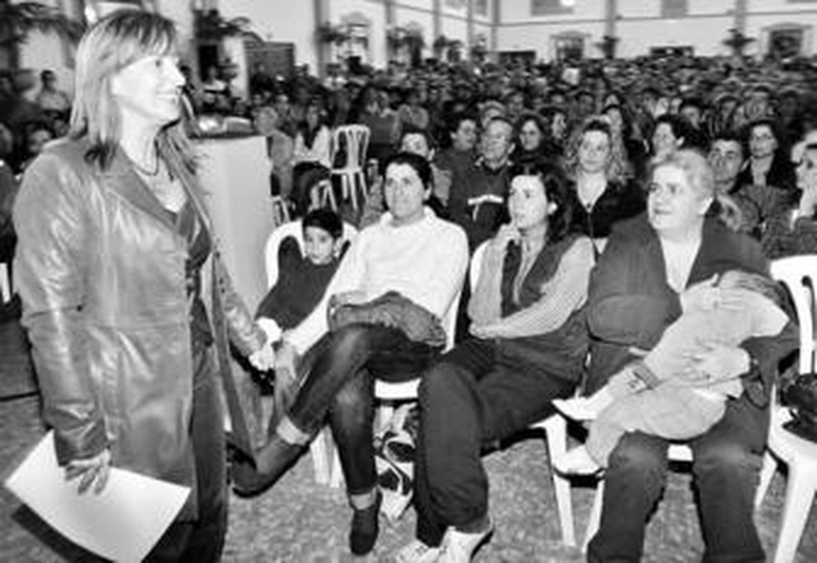 La alcaldesa pasa ante las numerosas familias que ayer acudieron a la presentación de las viviendas.