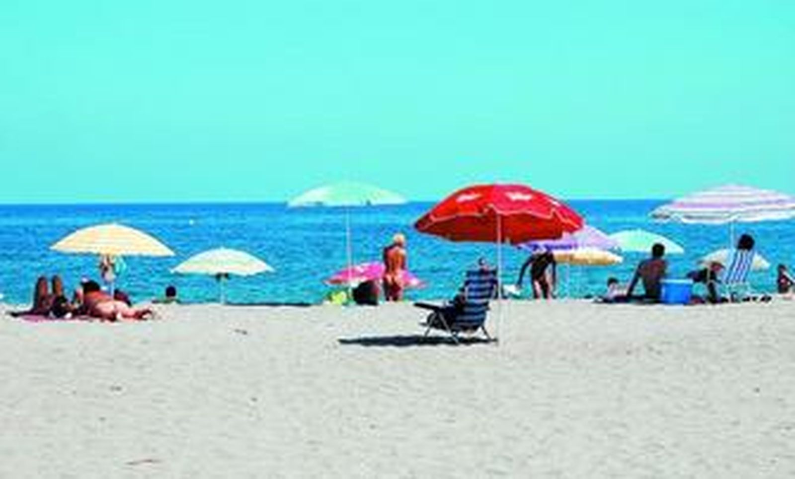 Los bañistas disfrutan de sol, mar y tranquilidad en las playas de Vera.