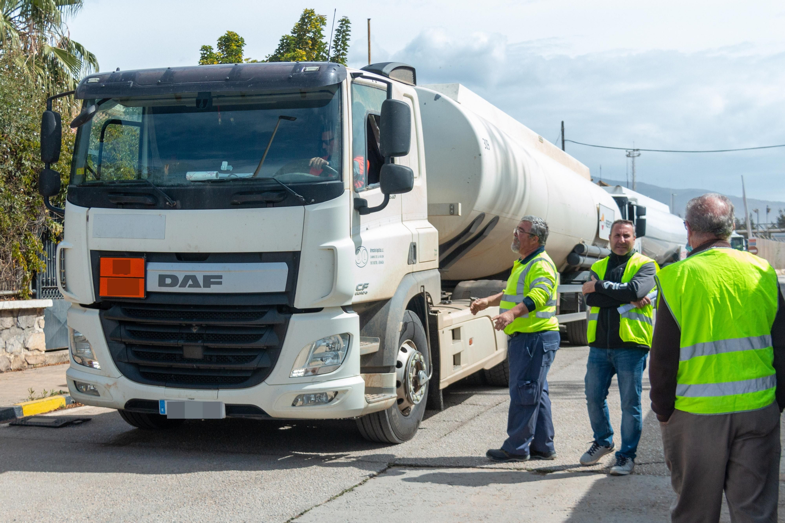"Sale más rentable pedir a un transportista que haga un viaje Granada - Motril que a un taxista"