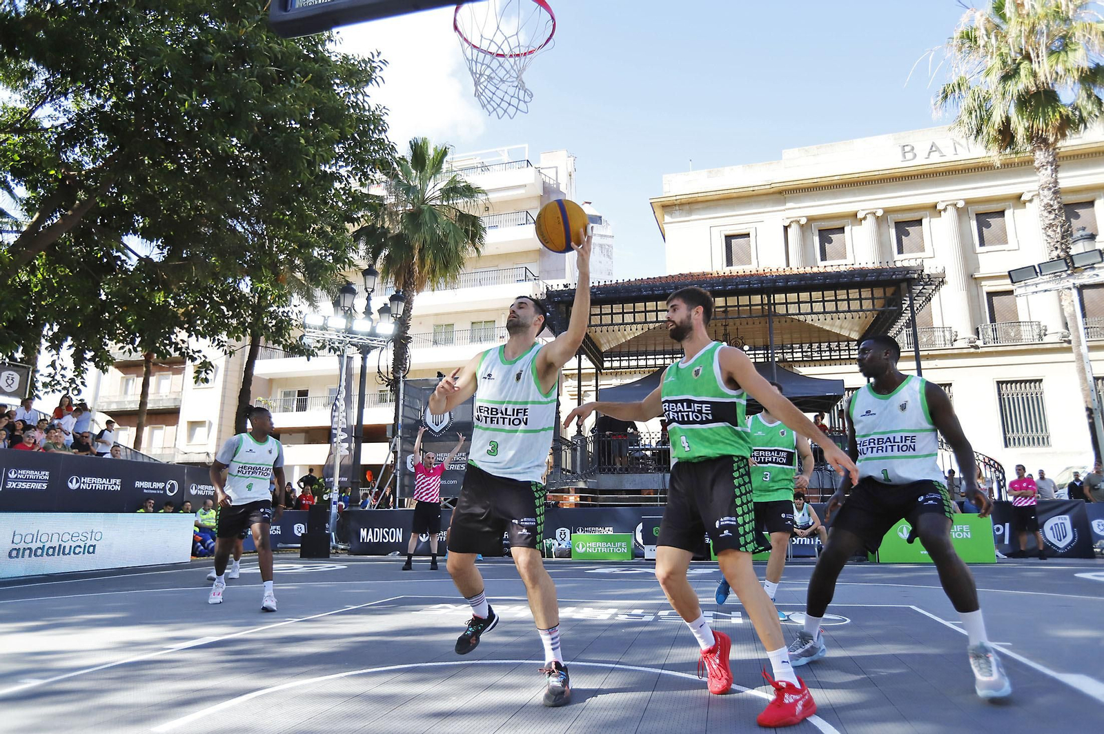 Imágenes del circuito Herbalife 3x3 de baloncesto en la Plaza de Las Monjas de Huelva