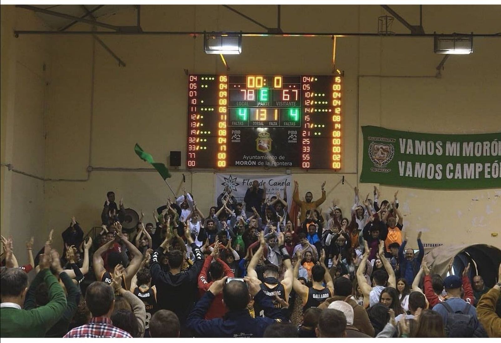 Aficionados celebran un triunfo con el equipo.