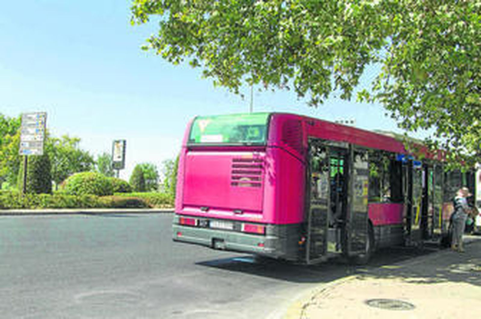 El C3, circular interior, ayer en la glorieta de la Barqueta, junto al termómetro que marcaba 45 grados.
