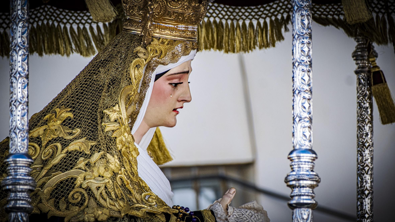 Imágenes de la salida de Sanidad en la Semana Santa de Cádiz 2025