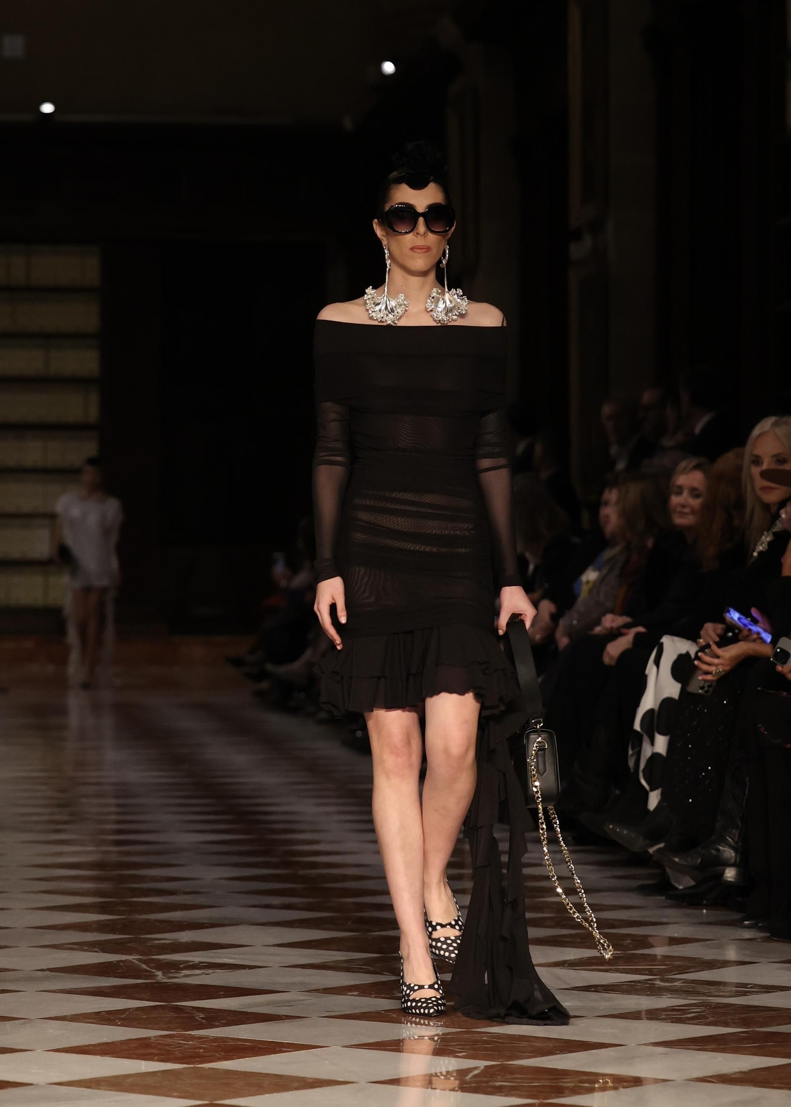 Desfile de Juana Martín en el Archivo de Indias de Sevilla