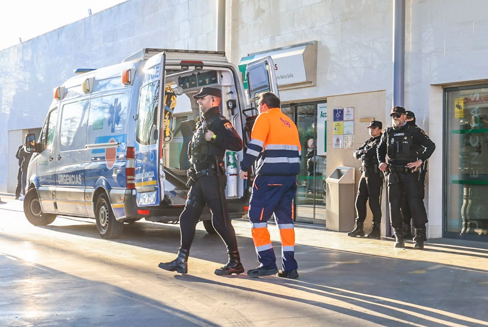 Puerta de urgencias del Hospital Universitario Reina Sofía.