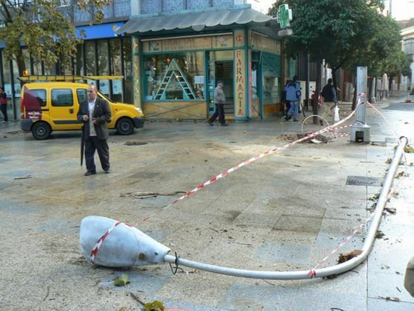 Una farola caída en la Encarnación

Foto: Ruesga Bono