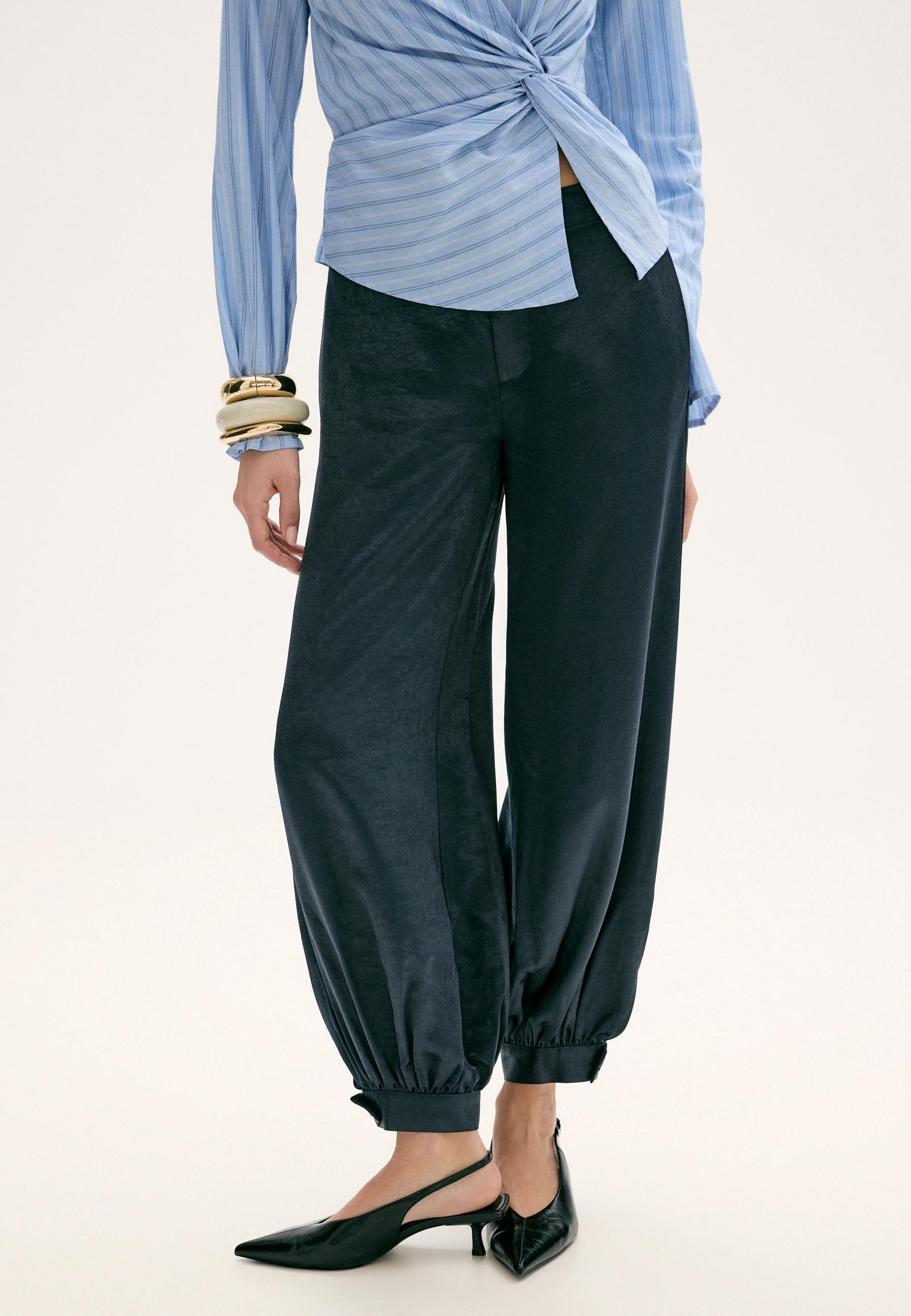 Pantalones bombachos de Stradivarius.