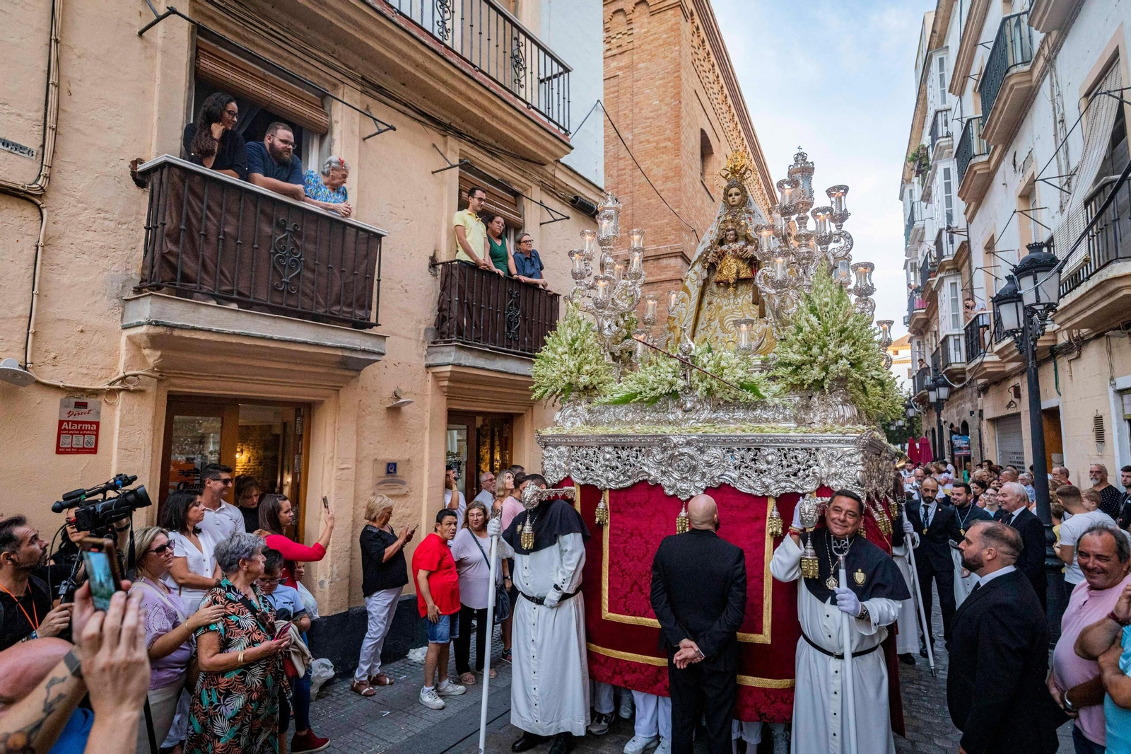 Las imágenes de la procesión de la Virgen del Rosario en Cádiz