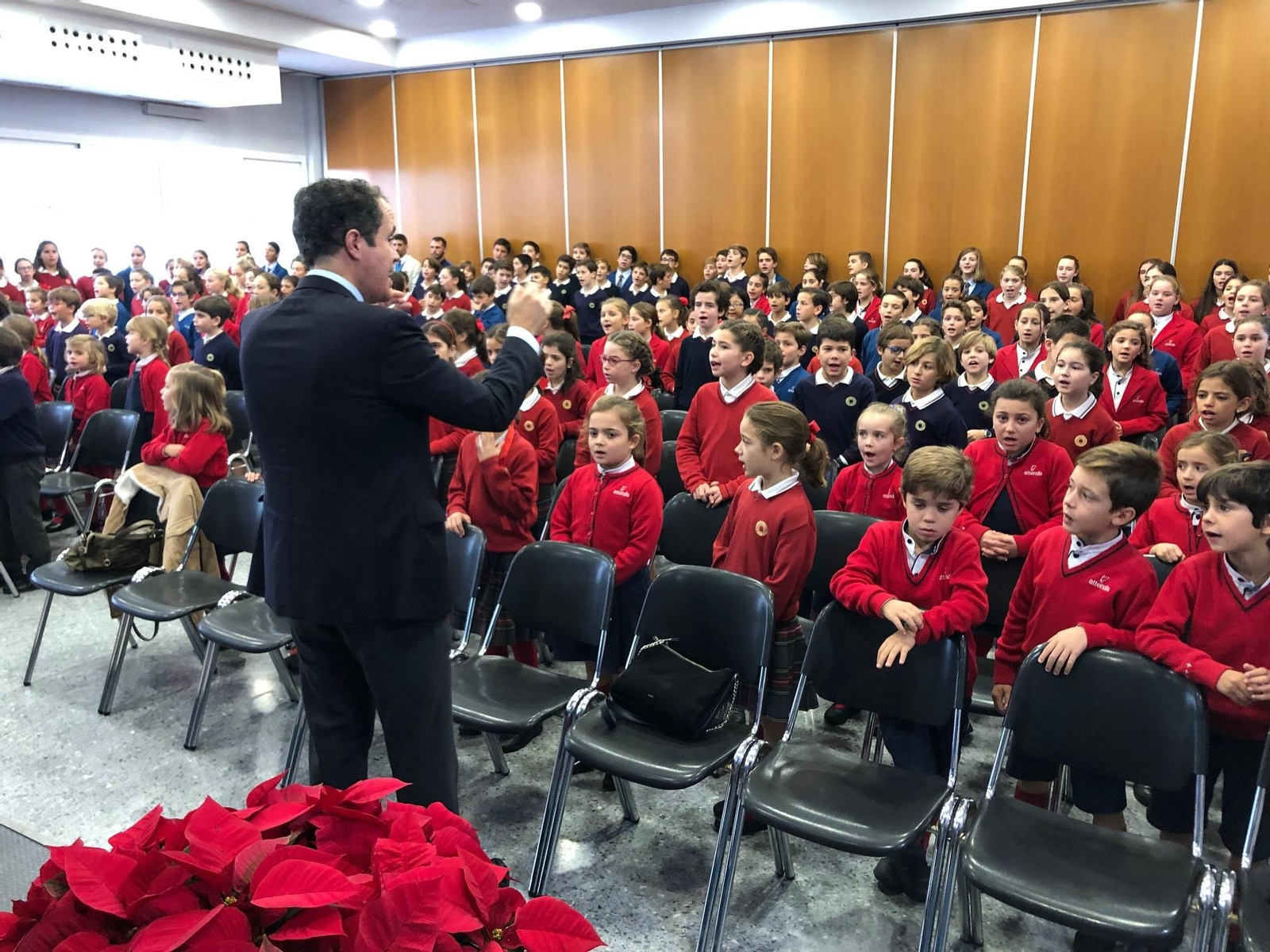 Niños de la Escolanía Sierra Blanca-El Romeral interpretan el villancico 'Málaga canta'.