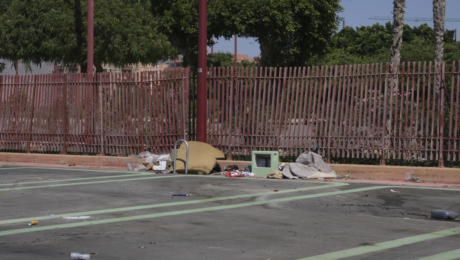 Fotos de la basura acumulada en el aparcamiento de los feriantes en la Vega de Acá