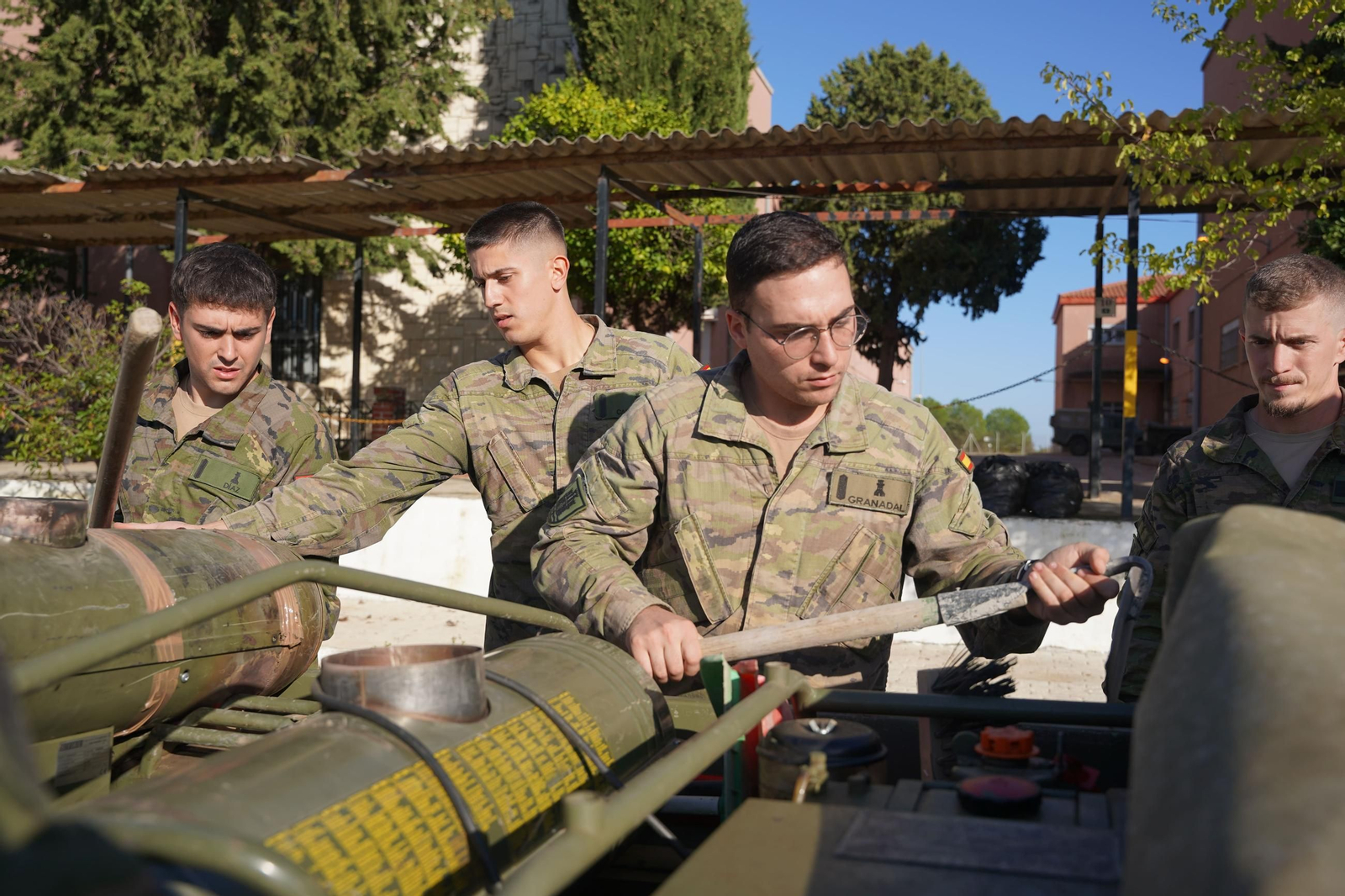 Los zapadores de la Brigada Guzmán el Bueno X de Córdoba parten hacia Valencia, en imágenes
