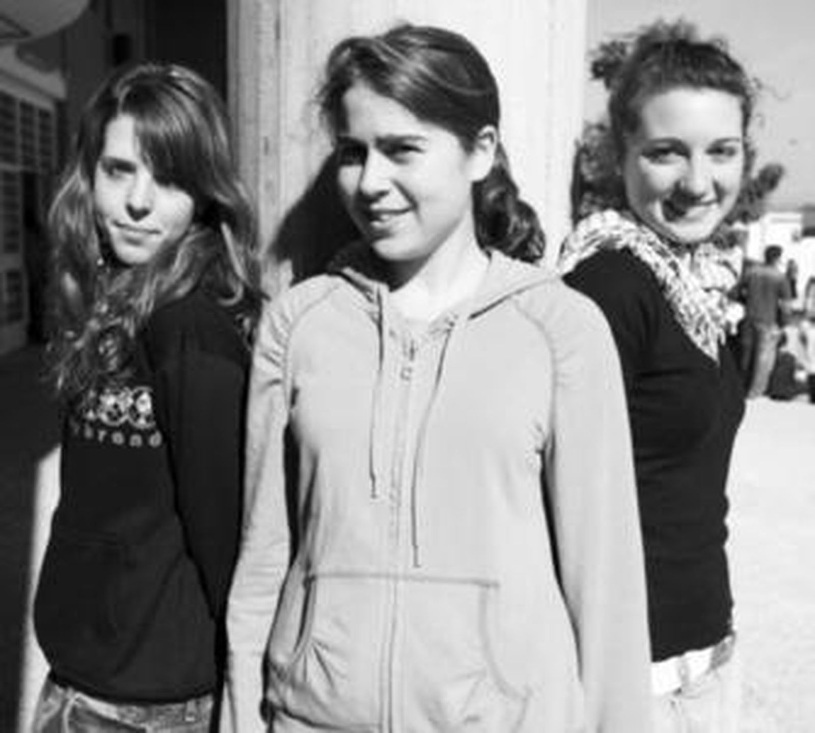 Irene Zoller, María Arias de Saavedra y Sara Barrales, en el patio del IES Generalife.