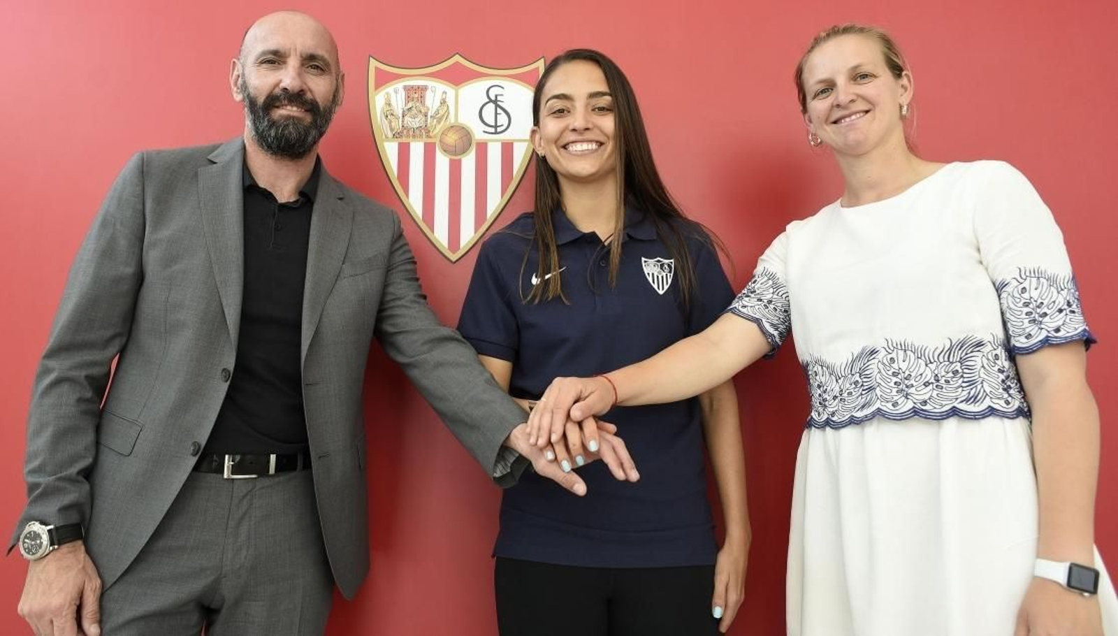 La colombiana Echeverri posa con Monchi, director deportivo del Sevilla, y Amparo Gutiérrez, responsanble de la sección.