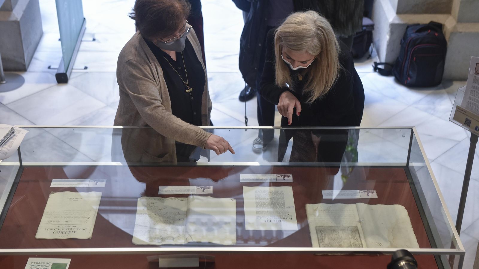 La directora del Archivo y la consejera en la inauguración.