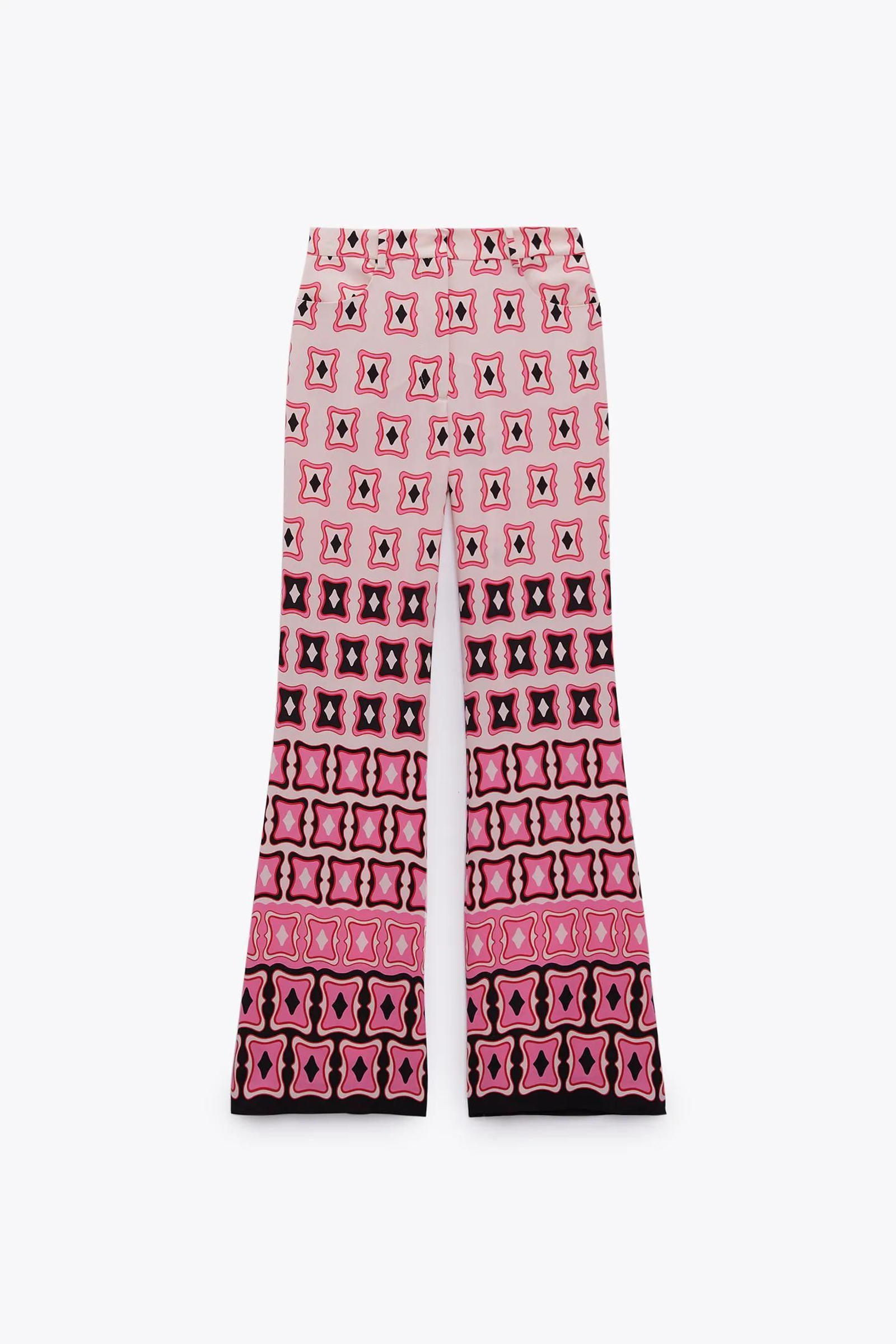 Pantalón rosa con estampado años 70 de Zara.