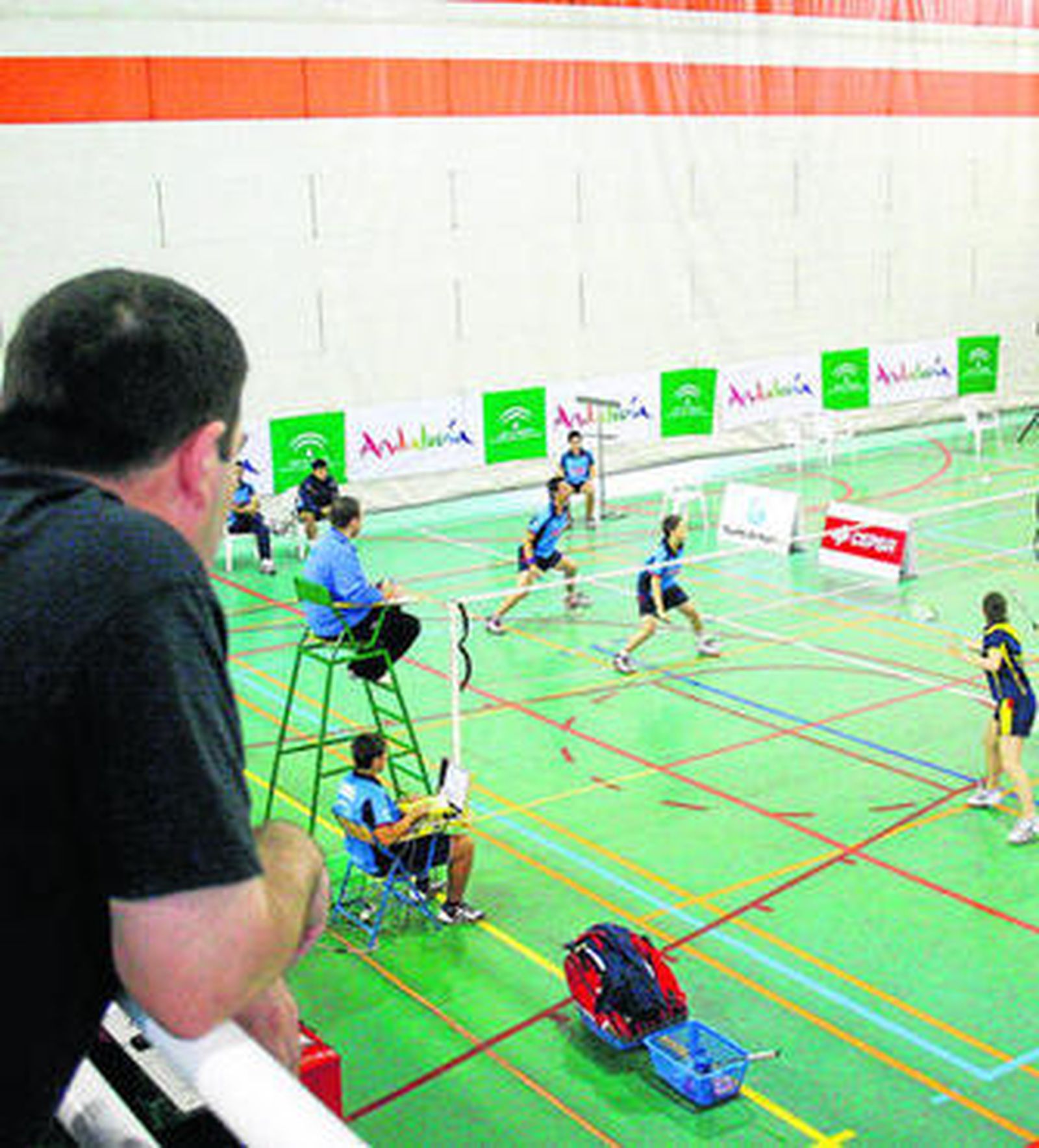 Un aficionado sigue de cerca un partido de dobles mixto de la temporada pasada en Huelva.