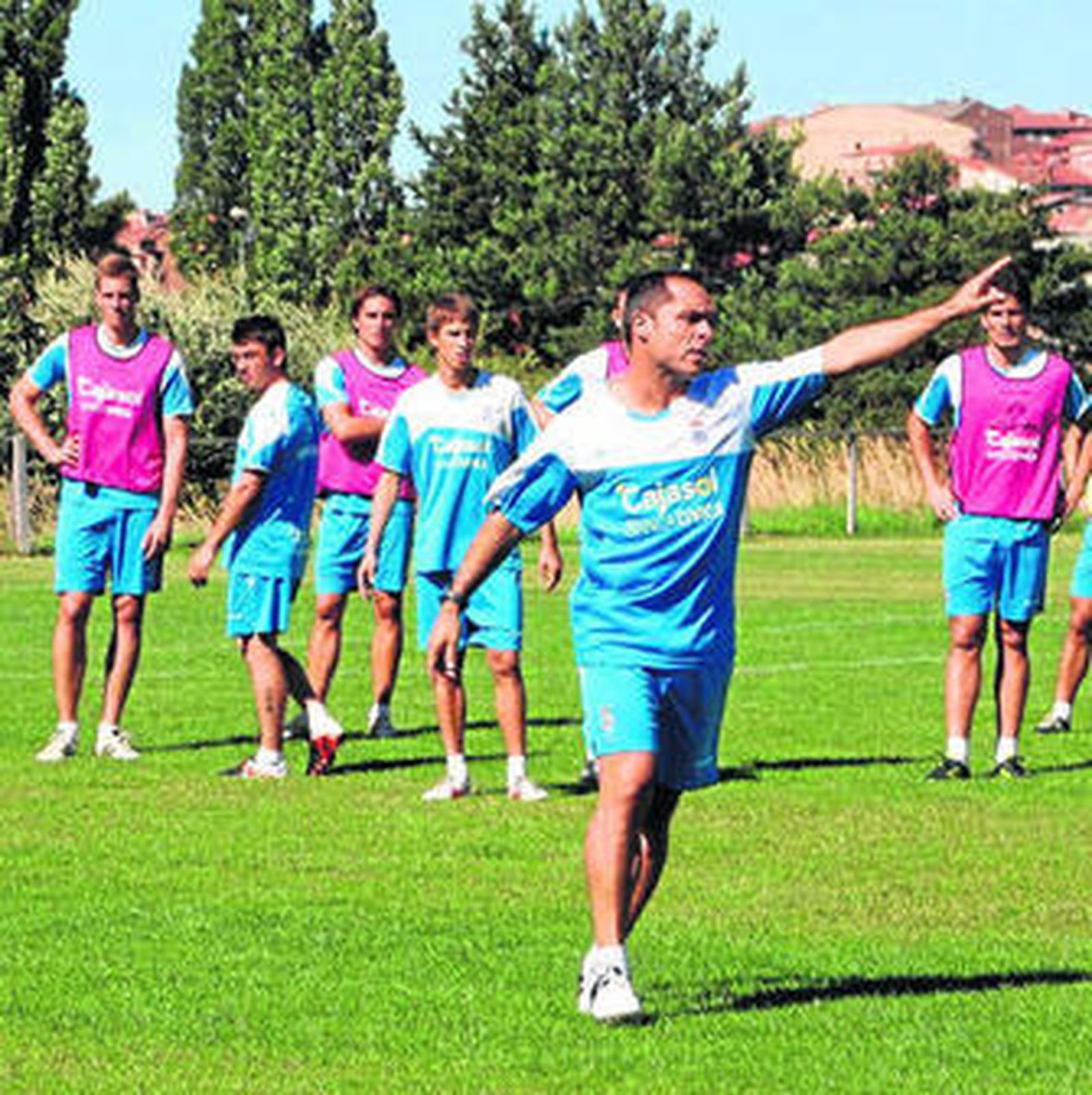 Sergi Barjuán, dando instrucciones en un entrenamiento del Recre.