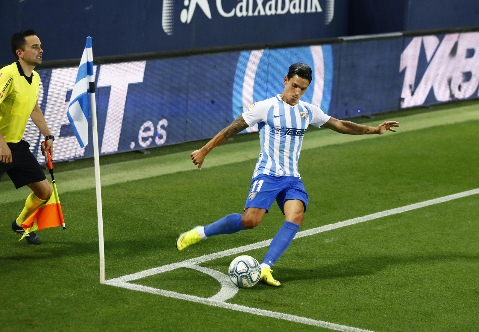 Renato Santos lanza un córner en el final de la temporada pasada.