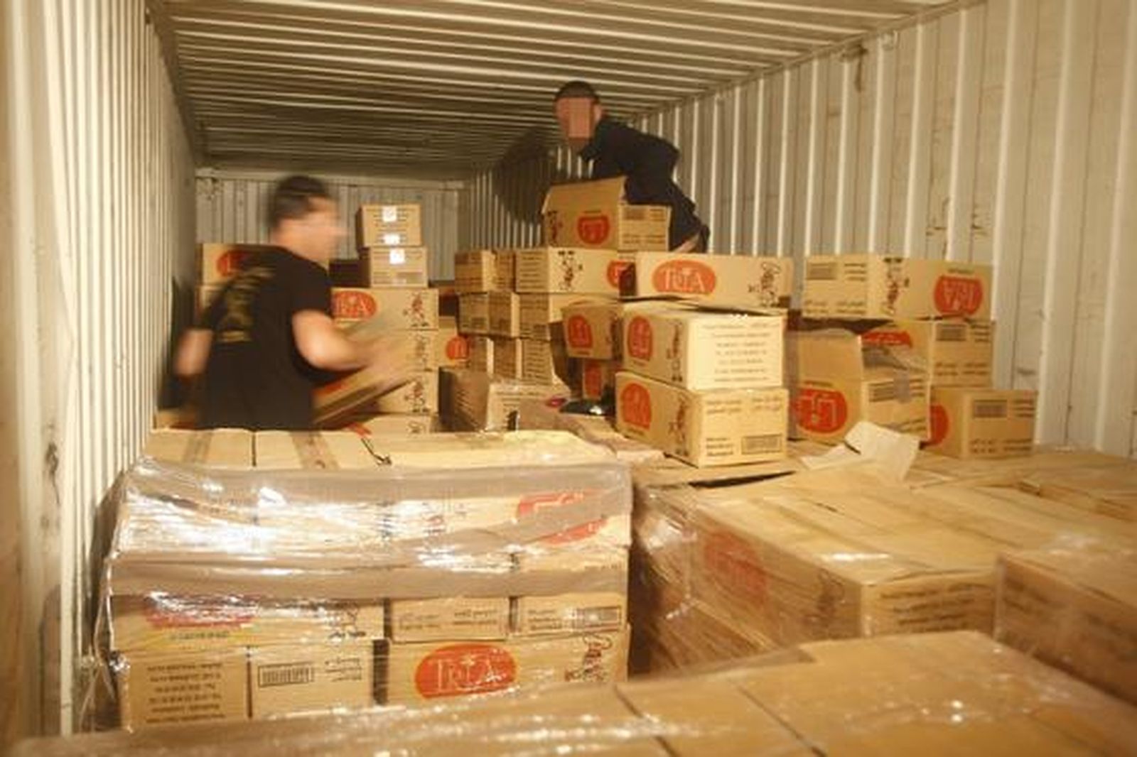 La Guardia Civil interviene 4.800 kilos de hachís en un contenedor en el muelle de Cádiz. 

Foto: Jose Braza