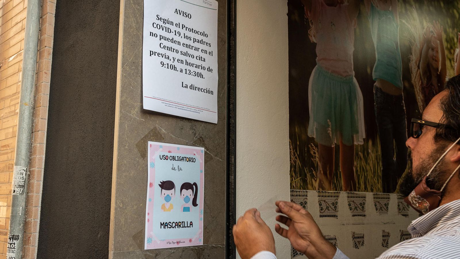 Información sobre restricción en el acceso y la obligatoriedad de llevar mascarilla.