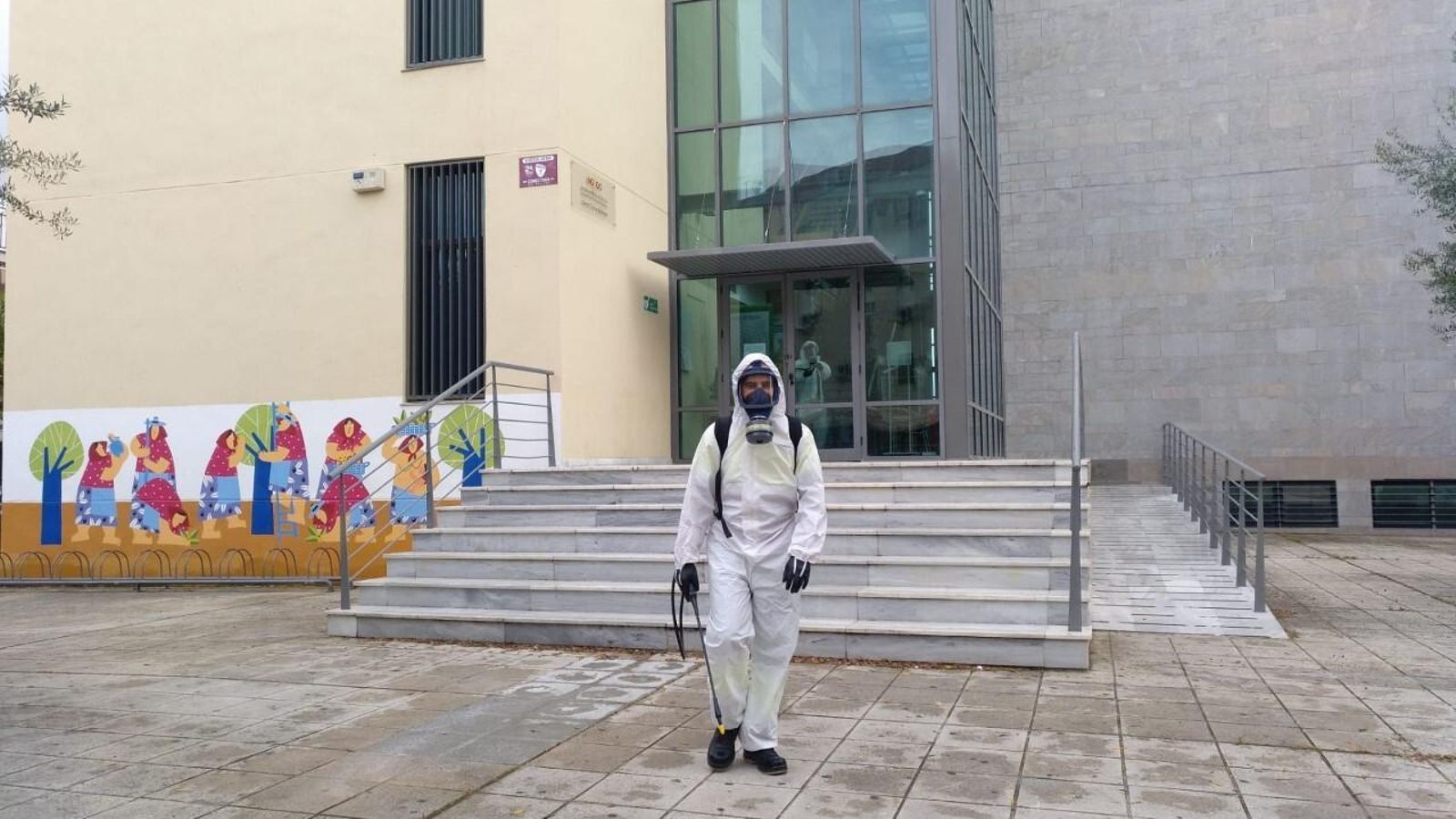 Especialista en desinfección en un colegio de Sevilla.