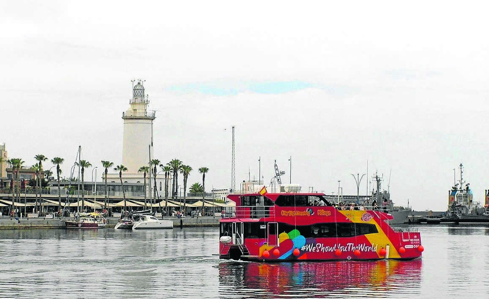 Vista de este nuevo catamarán en el puerto de Málaga.