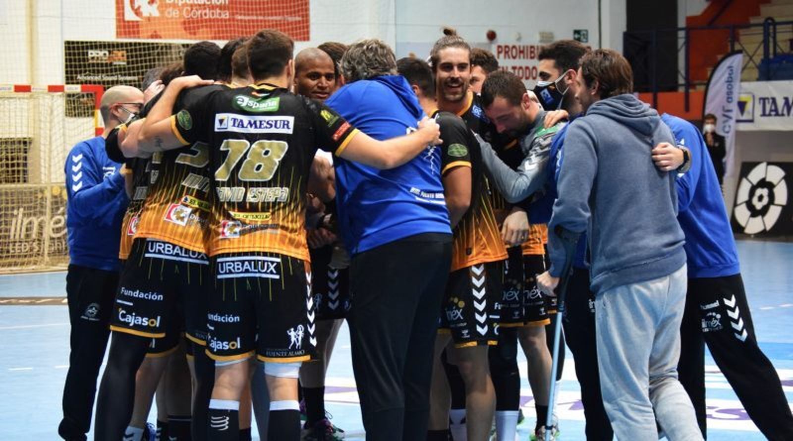 Los jugadores del Ángel Ximénez se conjuran tras un partido en el Alcalde Miguel Salas.