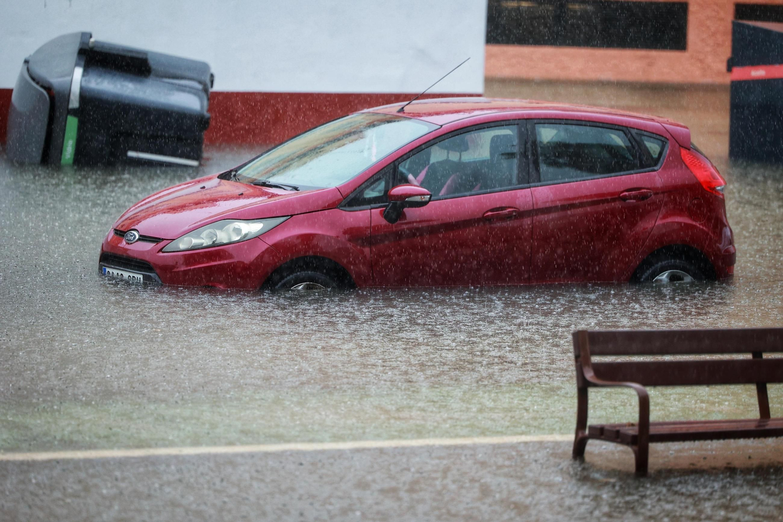 Imágenes de calles inundadas y vecinos achicando agua en San Fernando
