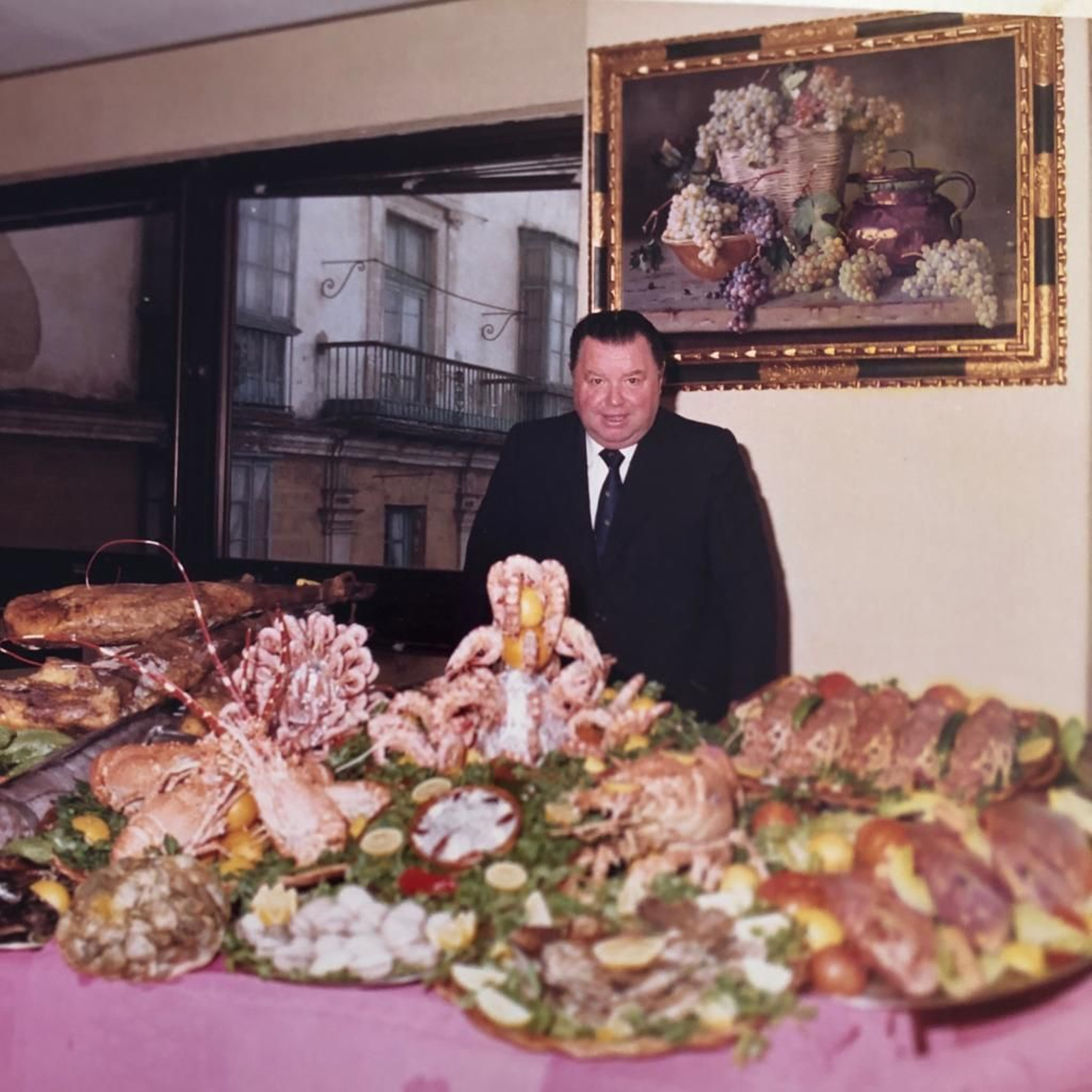 José Ferradans Iglesias, ante uno de los expositores de mariscos en el desaparecido restaurante El Anteojo.